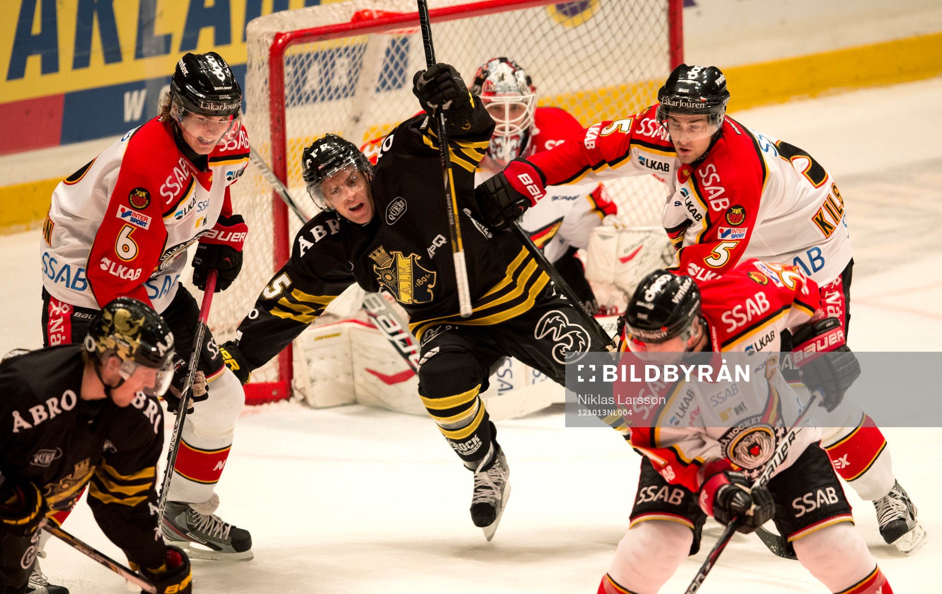 Oscar Steen, AIK tacklas av Lukas Kilström (5) och Daniel