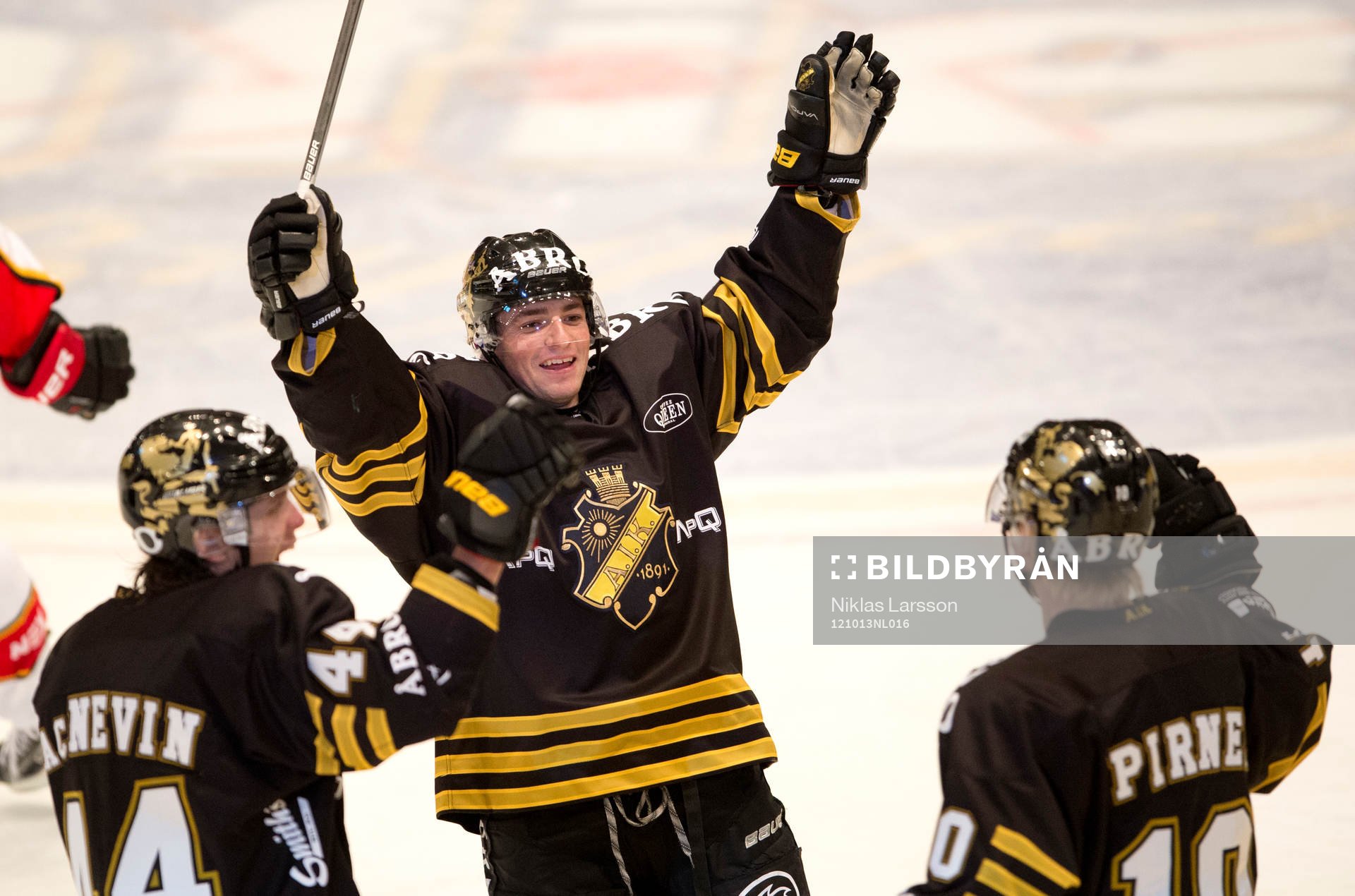 Esa Pirnes, AIK gratuleras