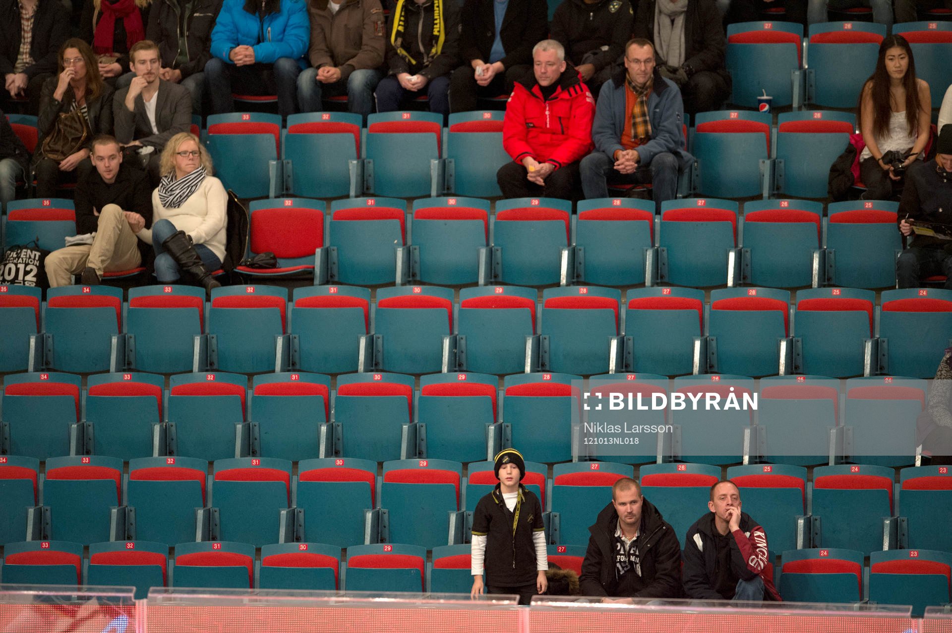Tomma läktare på Hovet denna eftermiddag