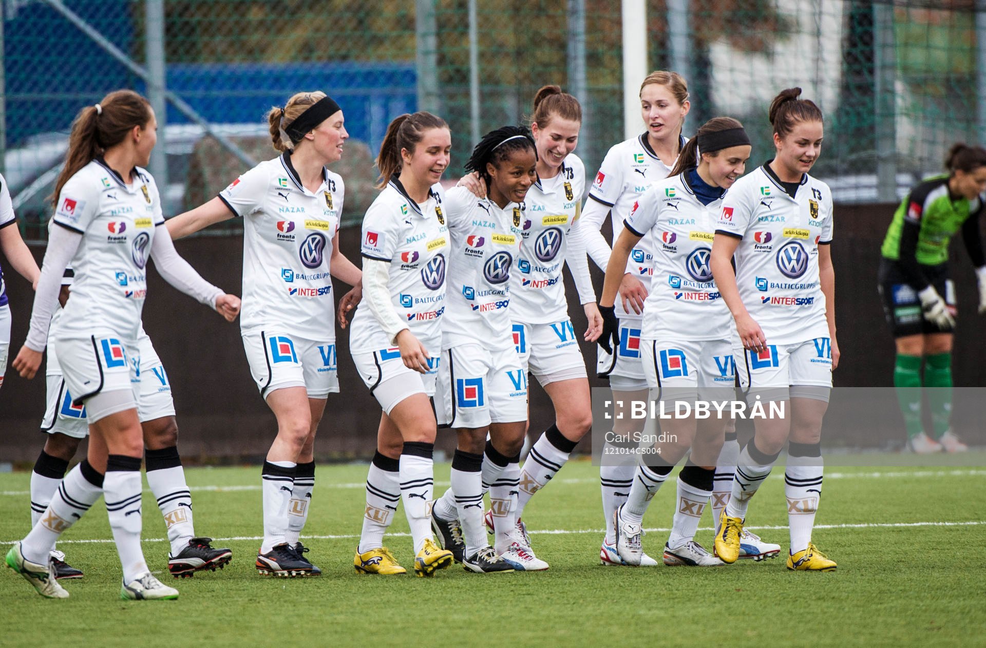 Ogonna Chukwudi, Umeå, gratuleras av sina lagkamreten
