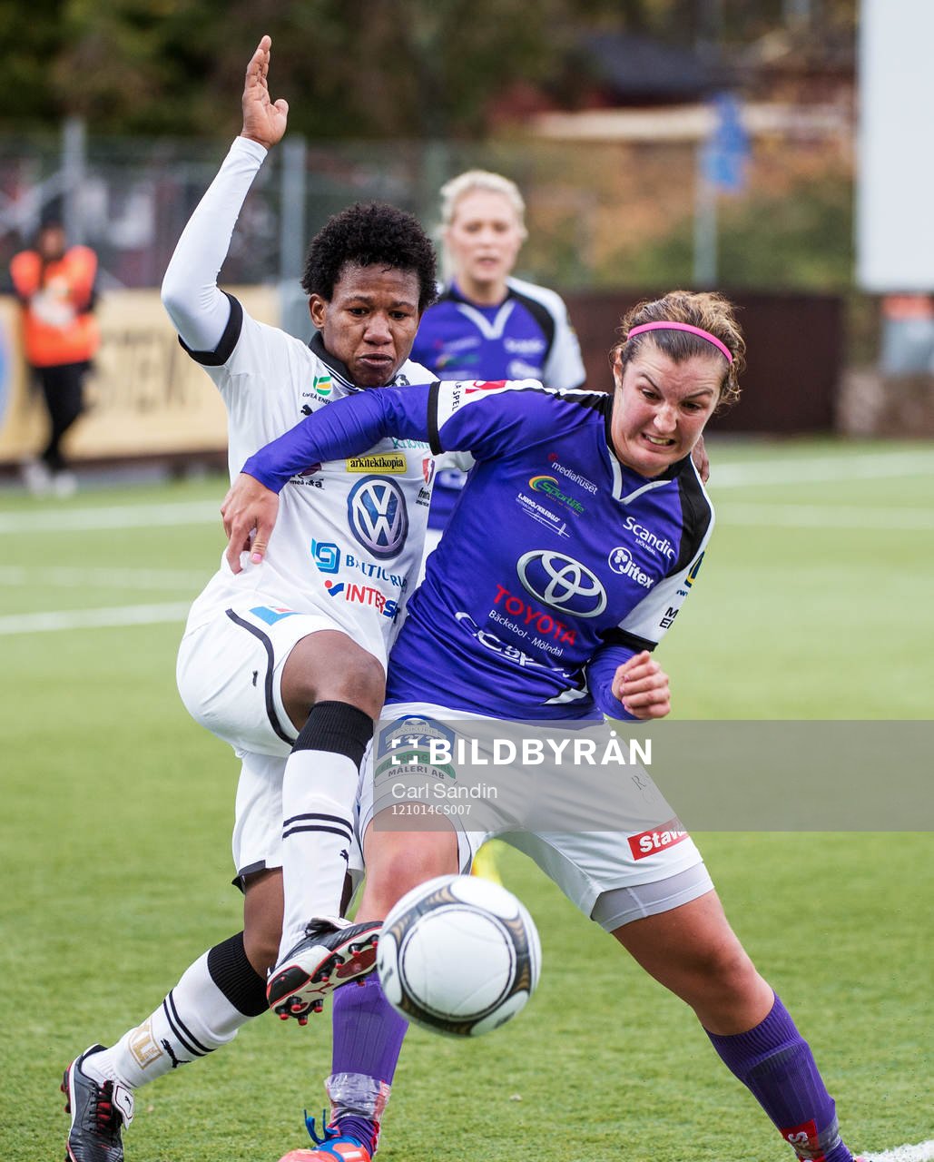 Fotboll, Dam, Damallsvenskan, Jitex - Umeå: Rita Chikwelu, Umeå, i narkamp med Elin Sandgren, Jitex. 