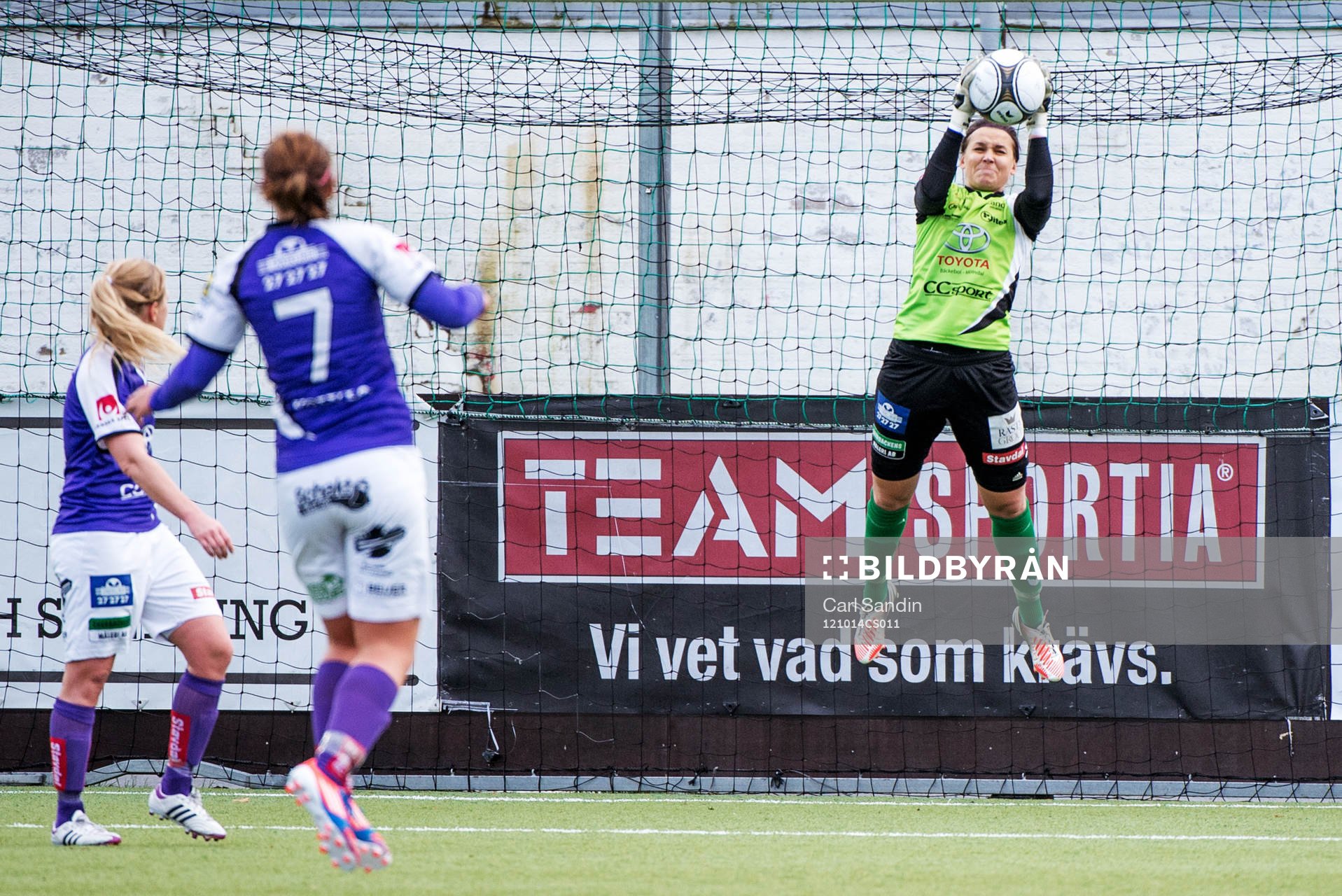Minna Meriluoto, målvakt, Jitex, hoppar upp för att ta