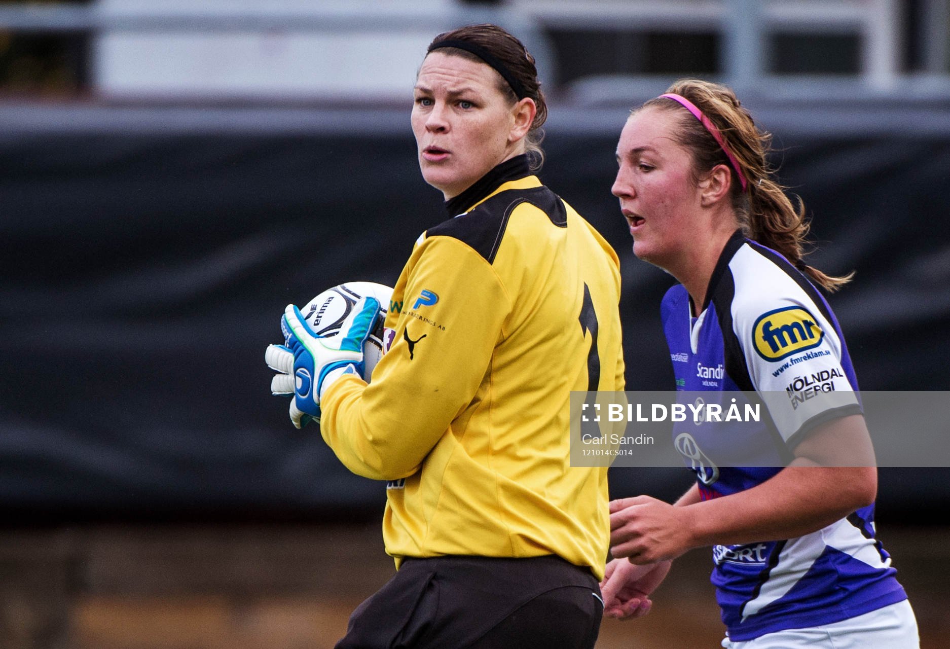 Caroline Jönsson, målvakt Umeå, letar