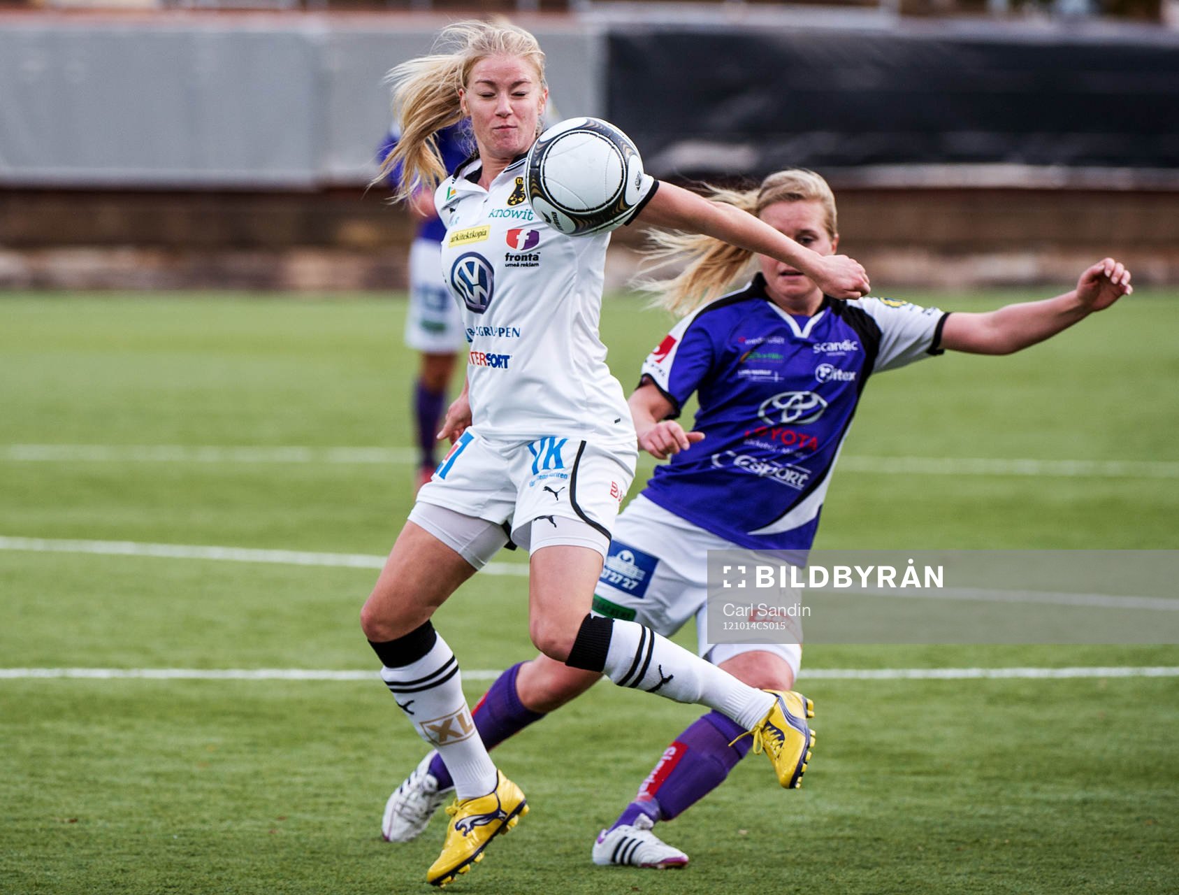 Jenny Hjohlman, Umeå, plockar ner bollen med axeln medan