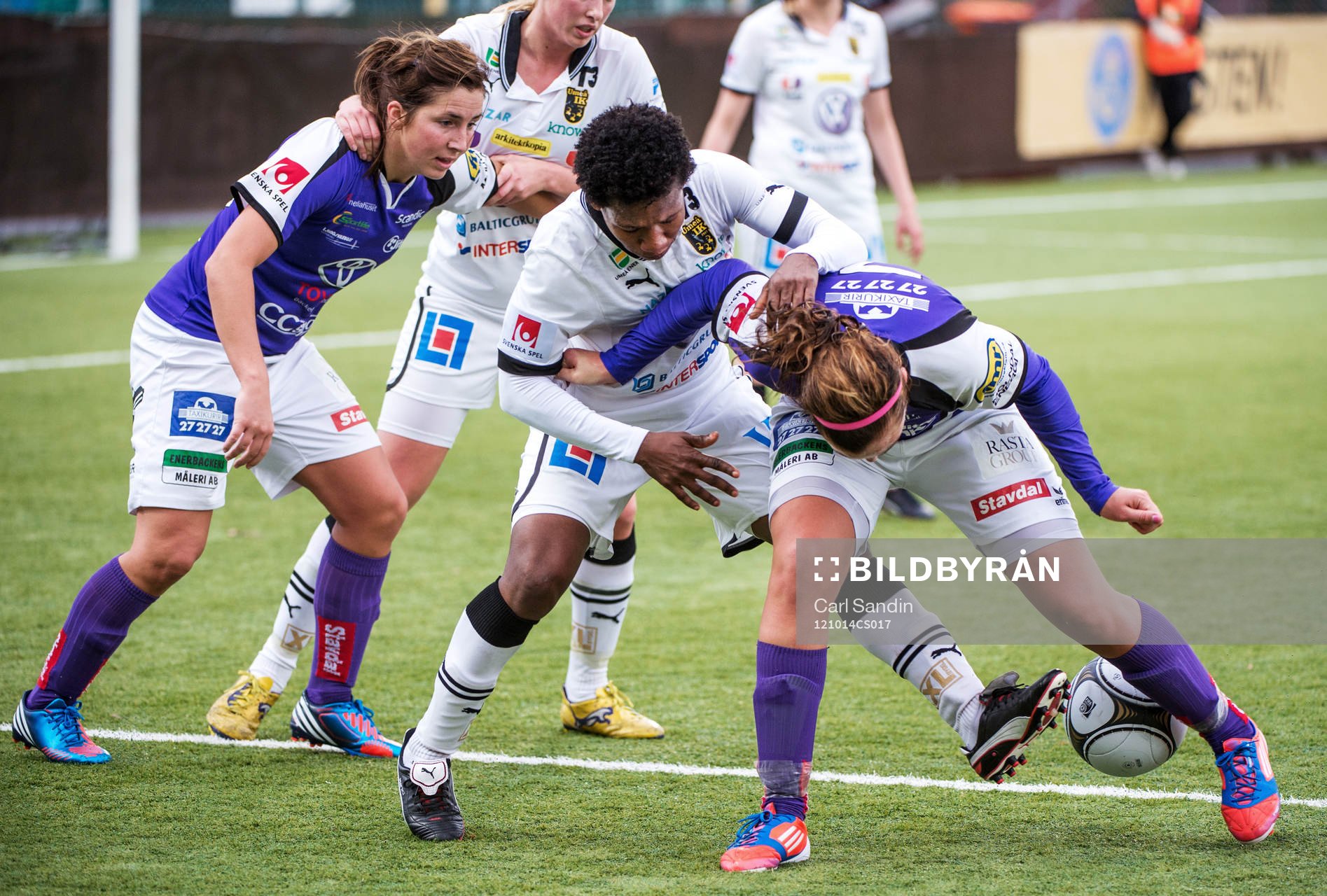 Fotboll, Dam, Damallsvenskan, Jitex - Umeå: Rita Chikwelu, Umeå, trycker ner Elin Sandgren, Jitex, i en närkamp.