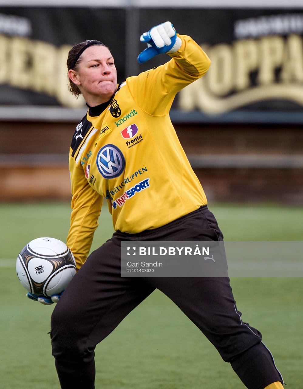 Caroline Jönsson, målvakt Umeå, kastar ut bollen