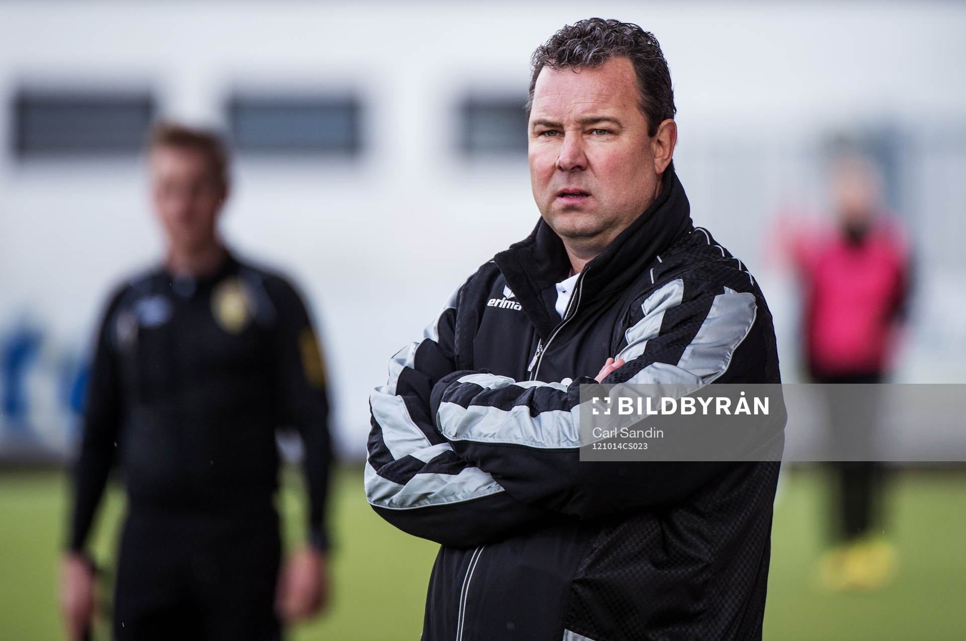 Stefan Rehn, tränare, Jitex, tittar ut över planen