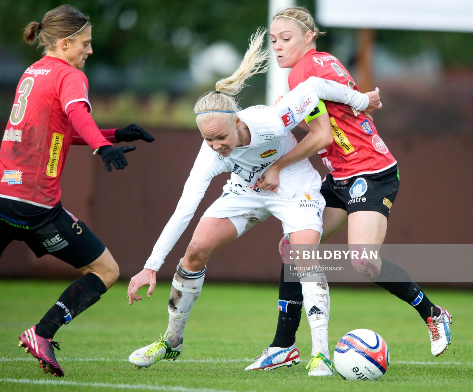 Fotboll, damallsvenskan, Kristianstad - Tyresö:  Caroline Seger, Tyresö, tas hårt av Kristianstad.