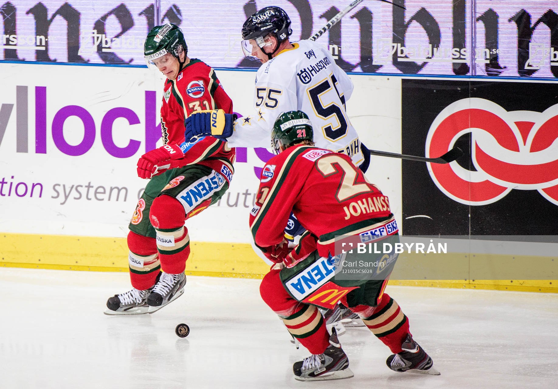 Nicklas Lasu, Frölunda, försöker sparka pucken till