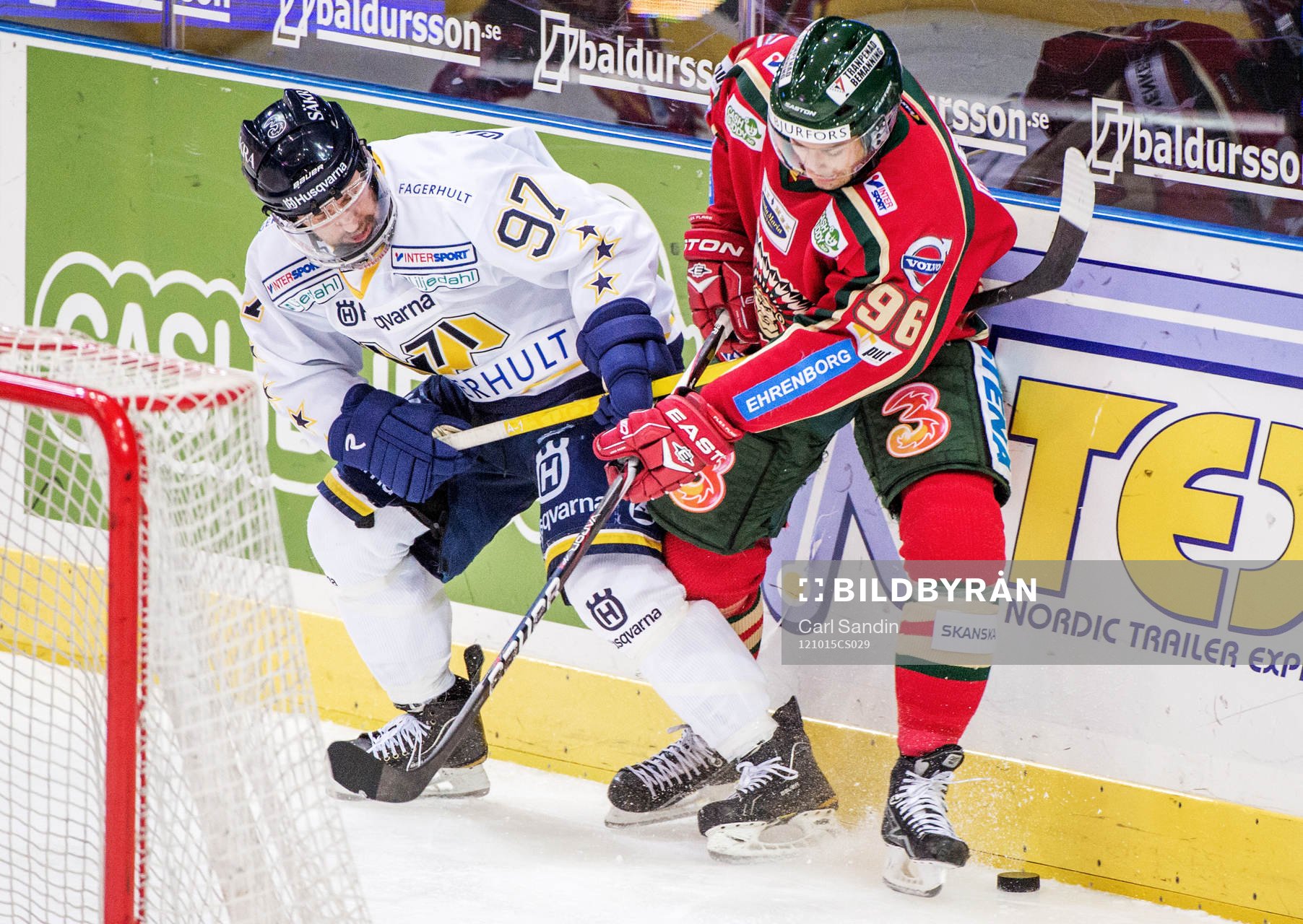 Kamp om pucken mellan Per Ledin, HV71, och Fabian