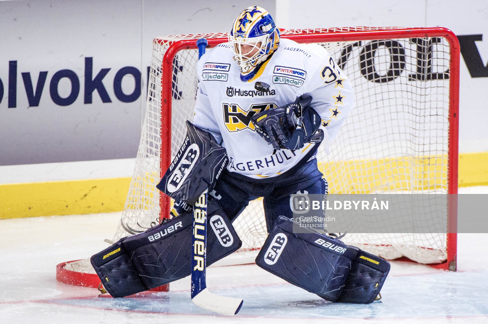 Gustaf Wesslau, målvakt, HV71, räddar pucken