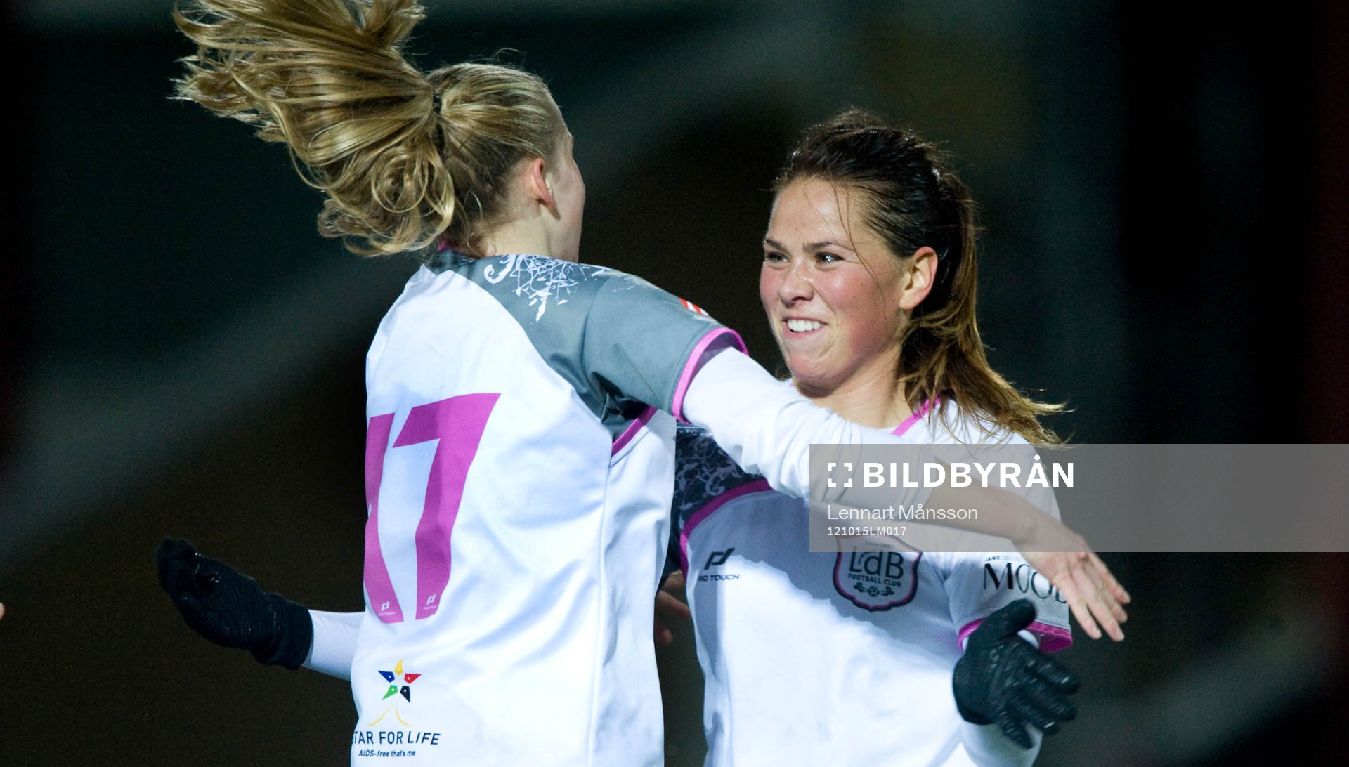 Fotboll, damallsvenskan, Ldb Malmö - AIK:  5-0 Sofia Anker-Kofoed, Malmö, grattas av Sara Björk Gunnarsdottir