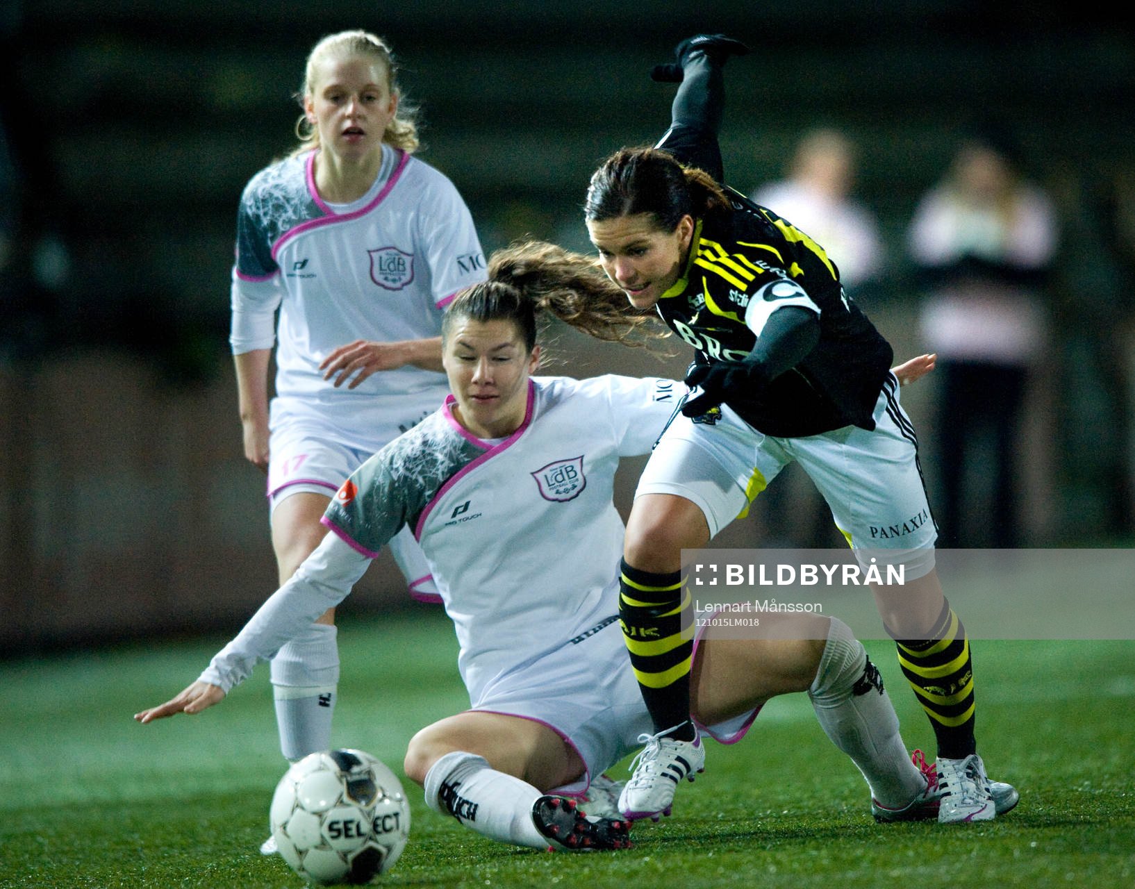 Hanna Folkesson, AIK, mot 3-målsskytten Ramona Bachmann,