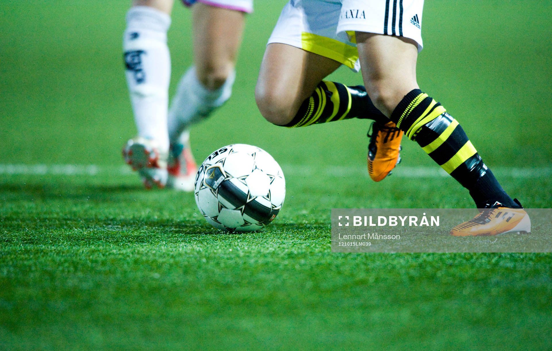 Fotboll, gräs, konstgräs, fot, fötter, fotbollsskor,