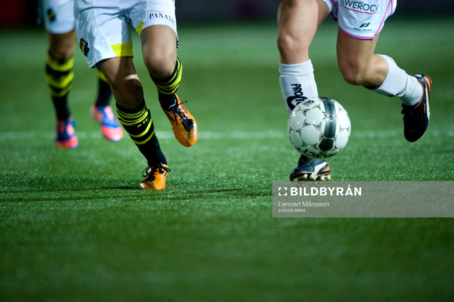 Fotboll, gräs, konstgräs, fot, fötter, fotbollsskor,