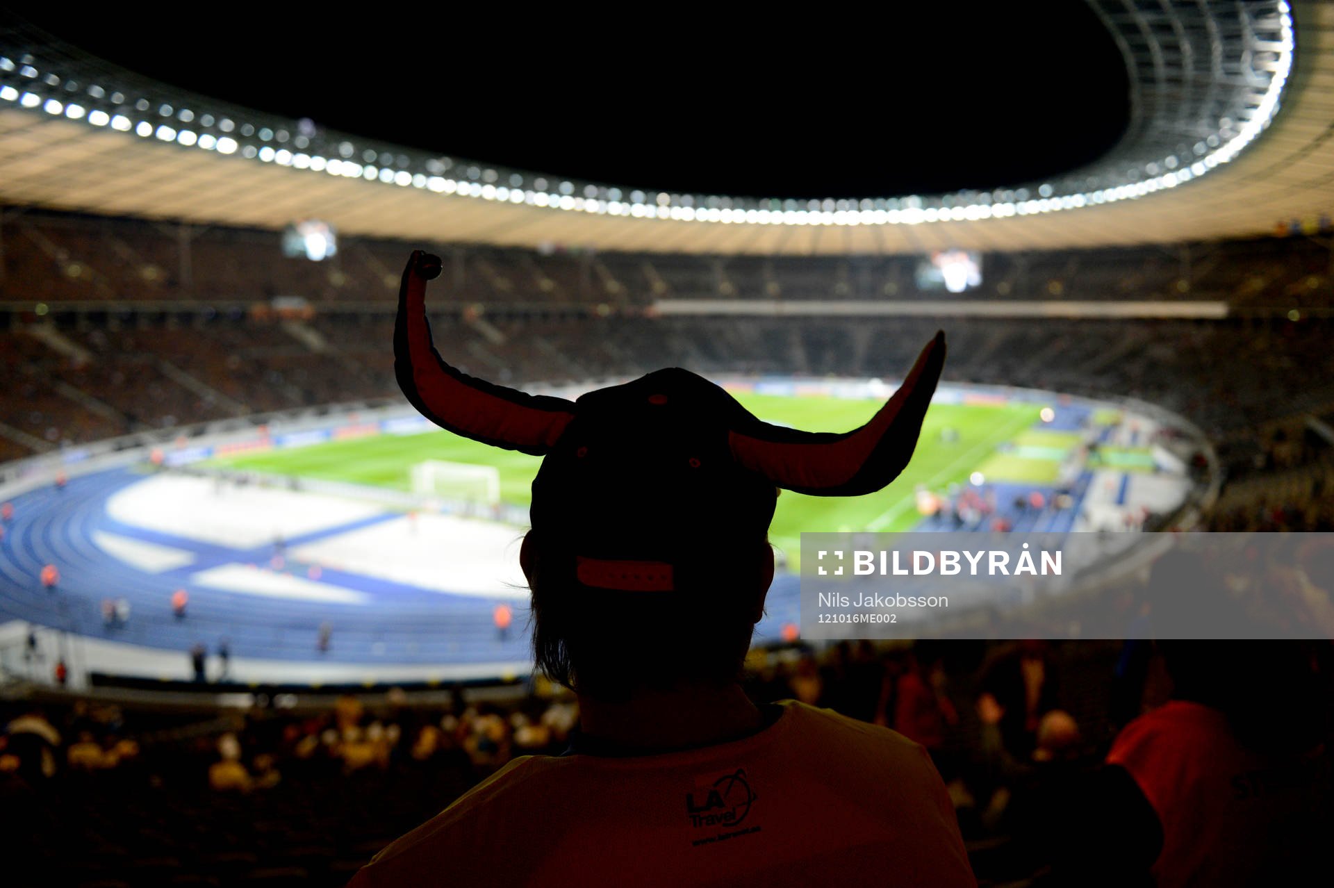 En svensk supporter på arenan för att se VM-kval matchen