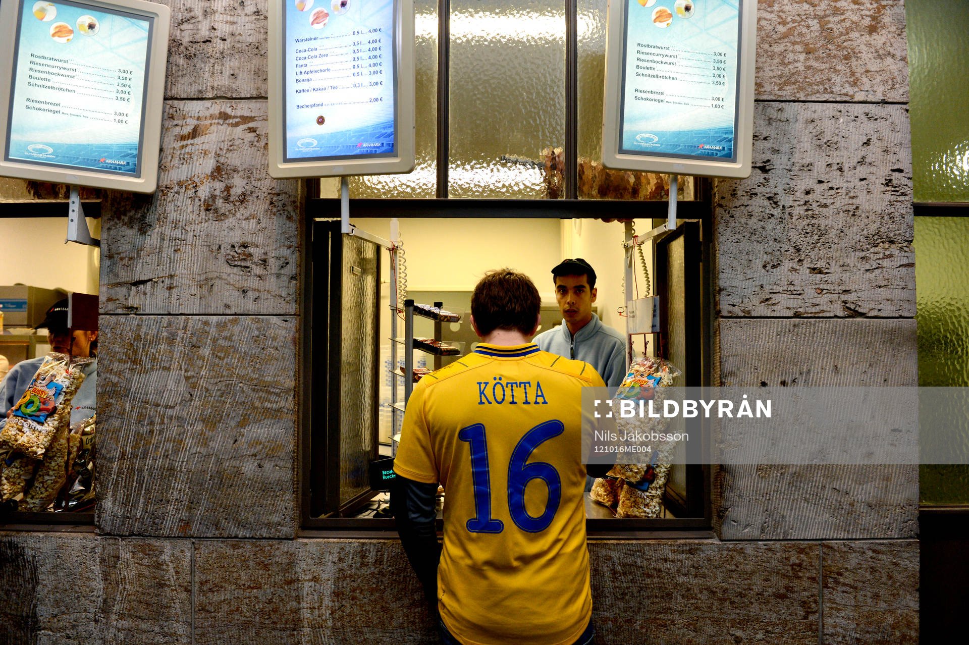 En svensk supporter förbereder sig genom att köpa mat på