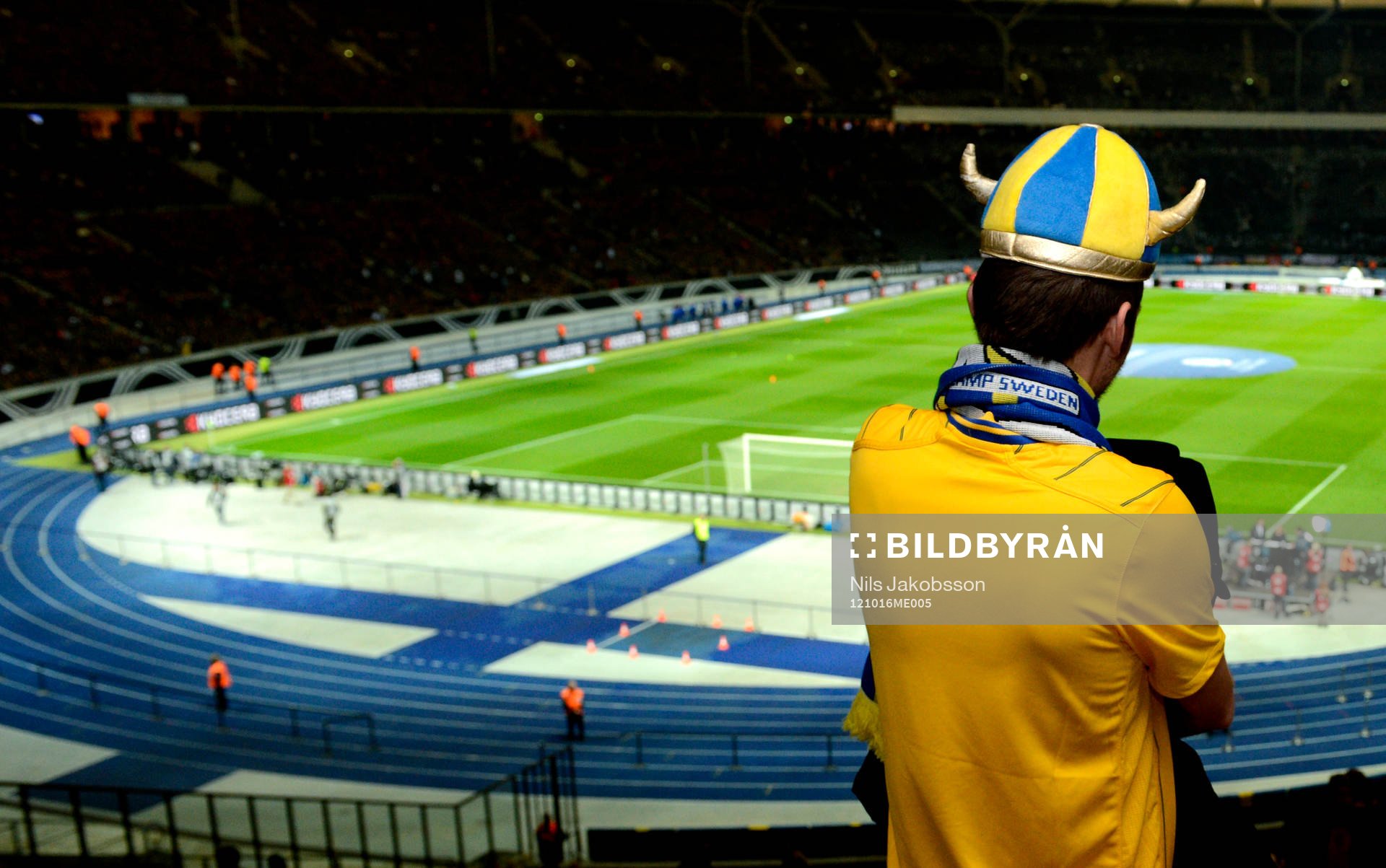 En svensk supporter på läktaren innan matchen