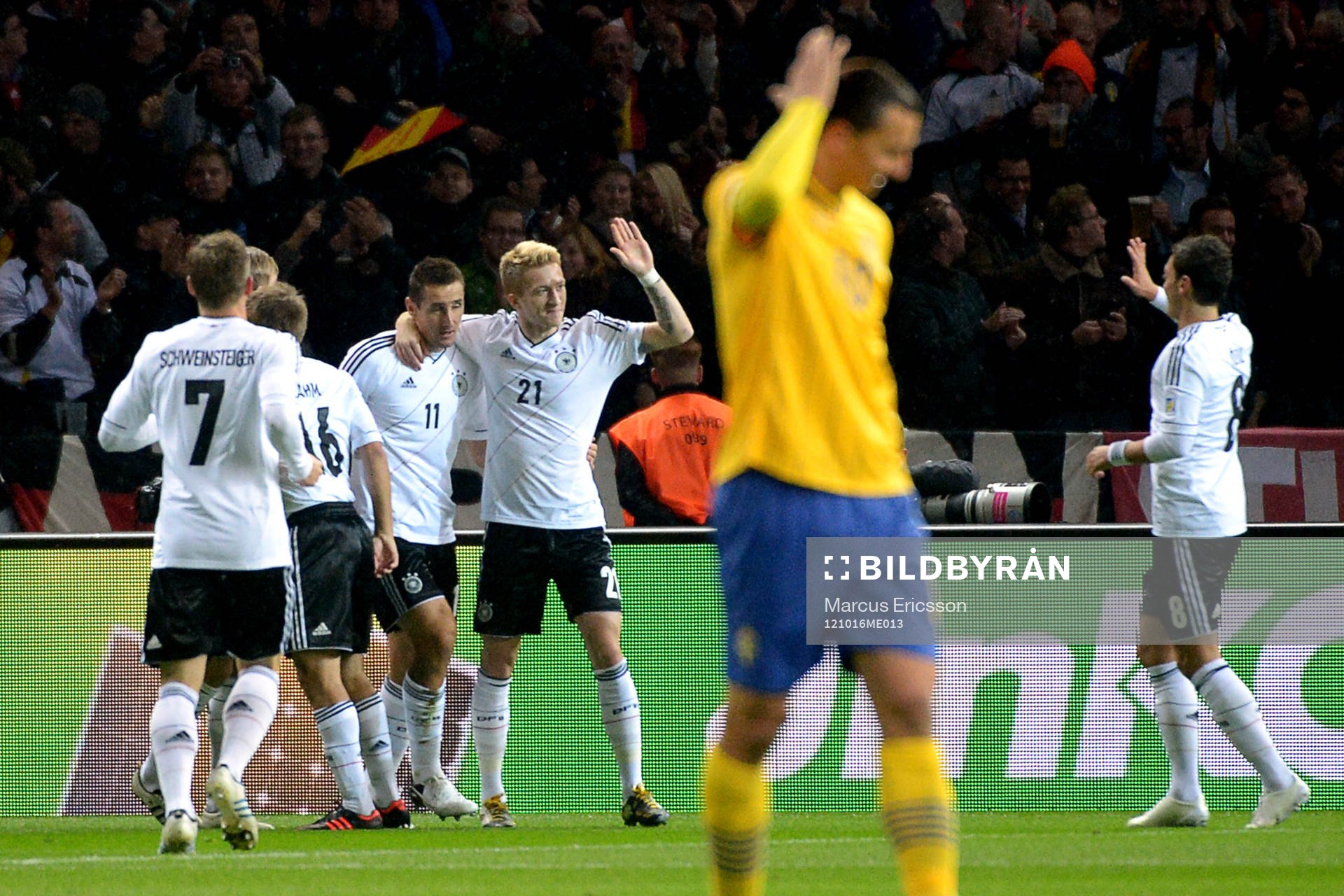 Miroslav KLOSE, Tyskland gratuleras av sina lagkamrater