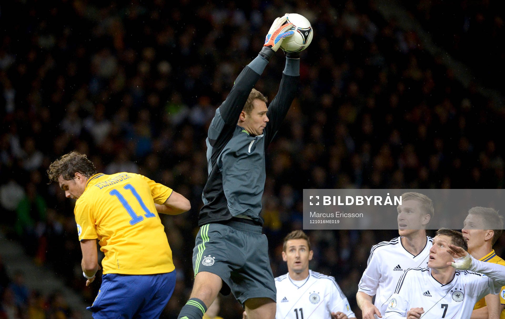 Manuel NEUER, målvakt Tyskland når högst i en höjdduell