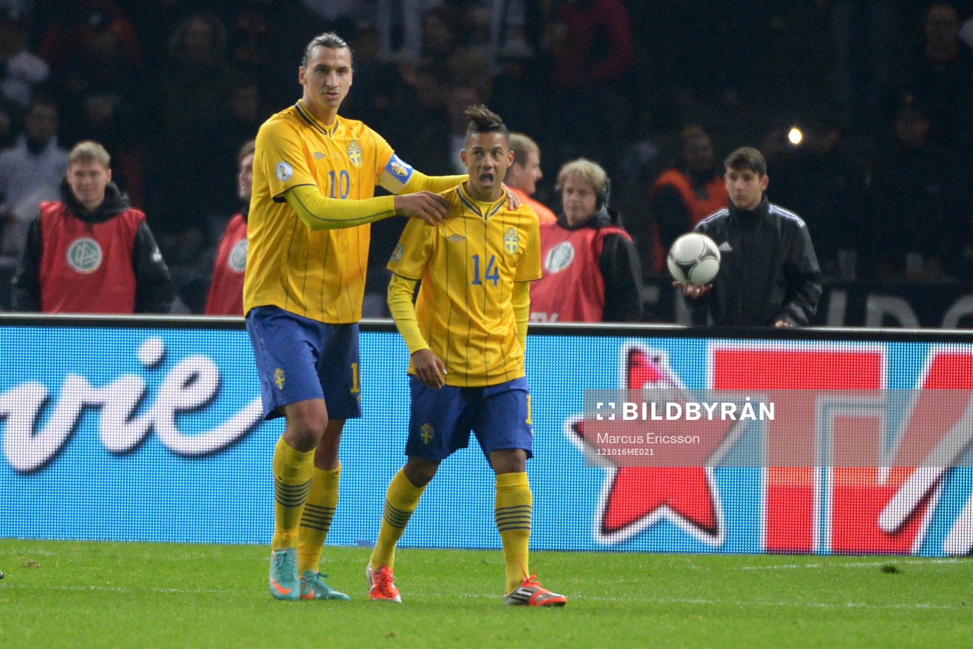 Tobias Sana, Sverige, missar en målchans och Zlatan