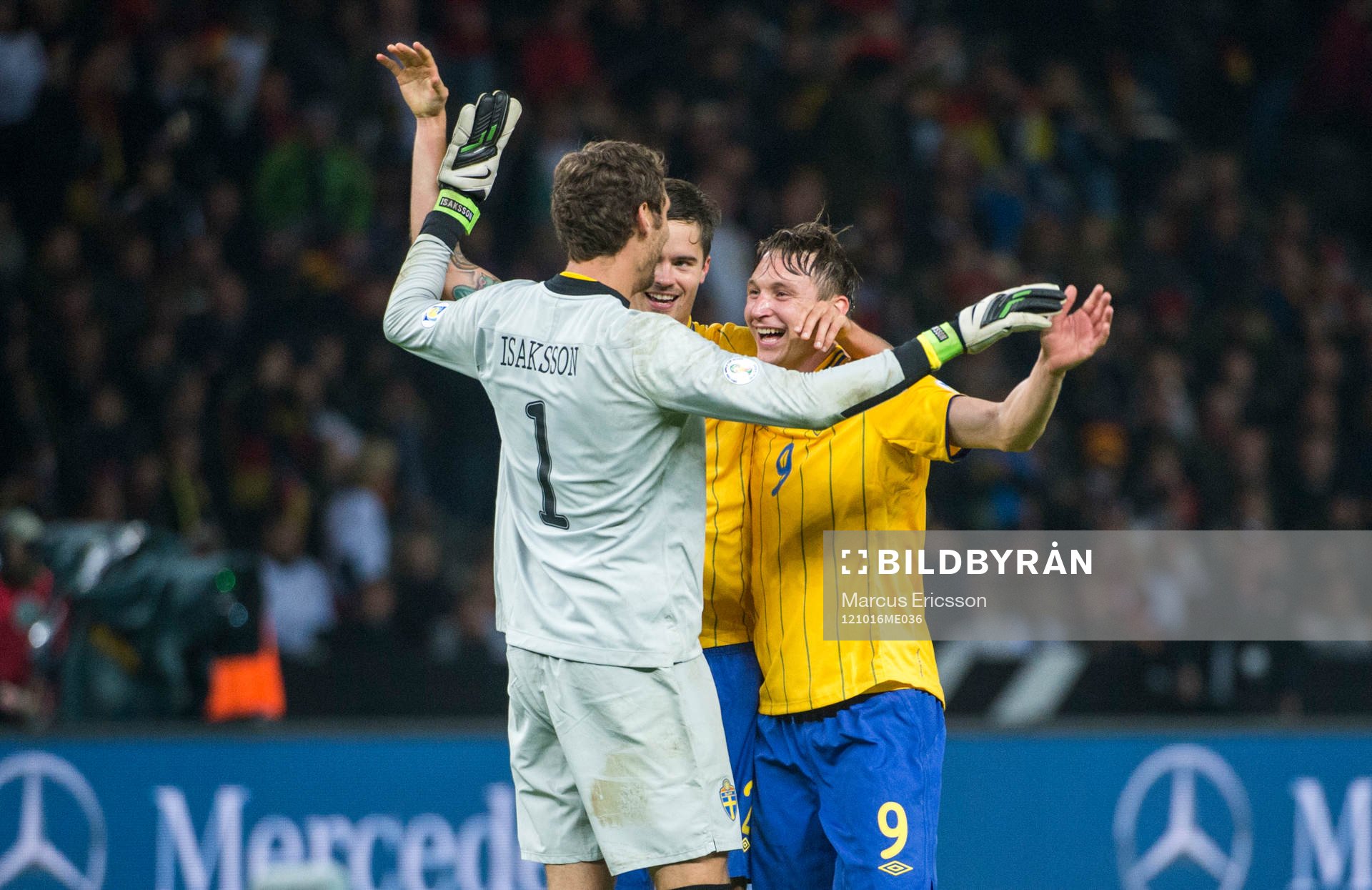 Mikael Lustig och Kim Källström kramar om Andreas