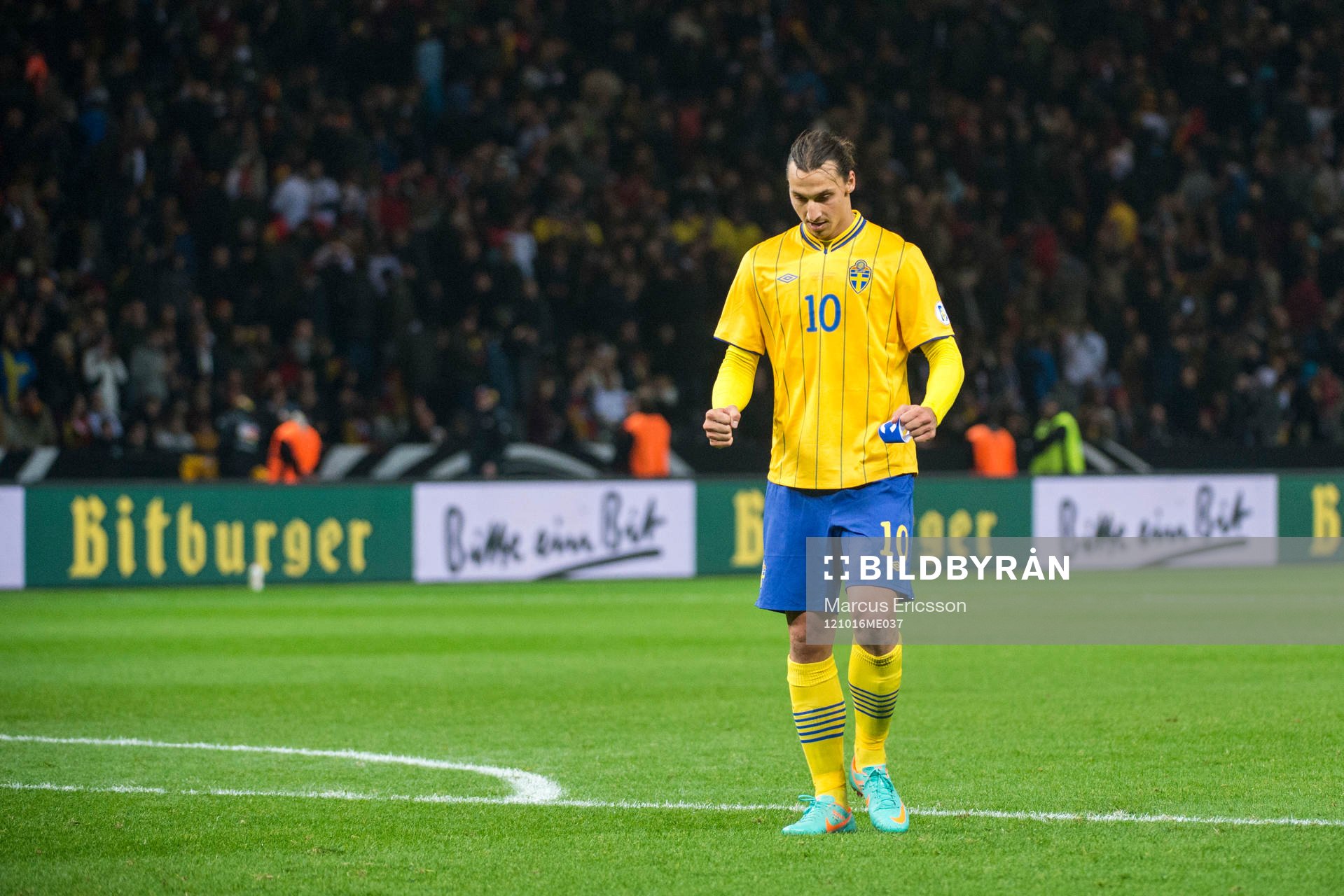 Zlatan Ibrahimovic andas ut 2 sekunder och jublar för sig