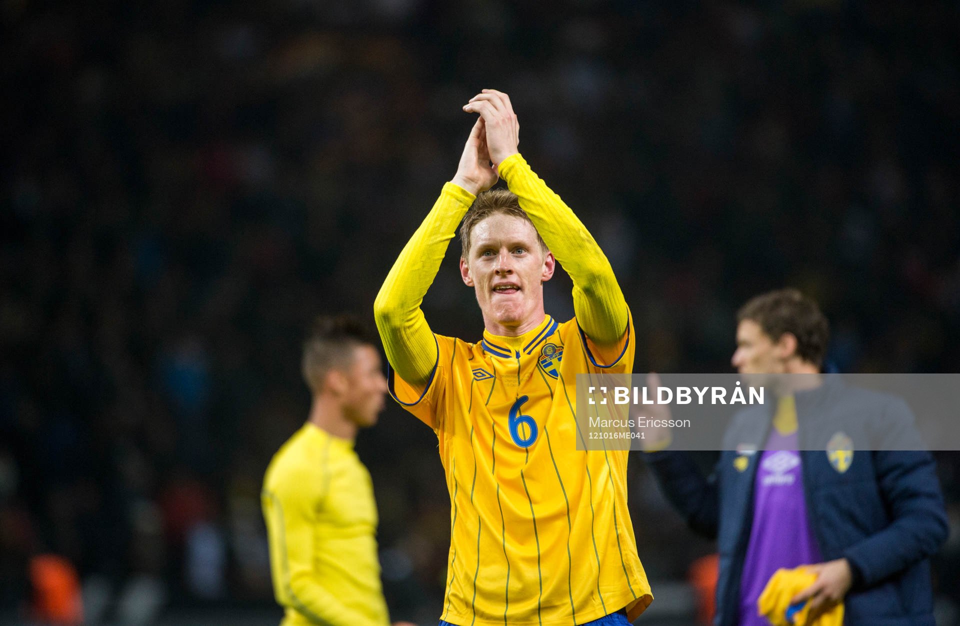 Rasmus Elm jublar och tackar de svenska fansen