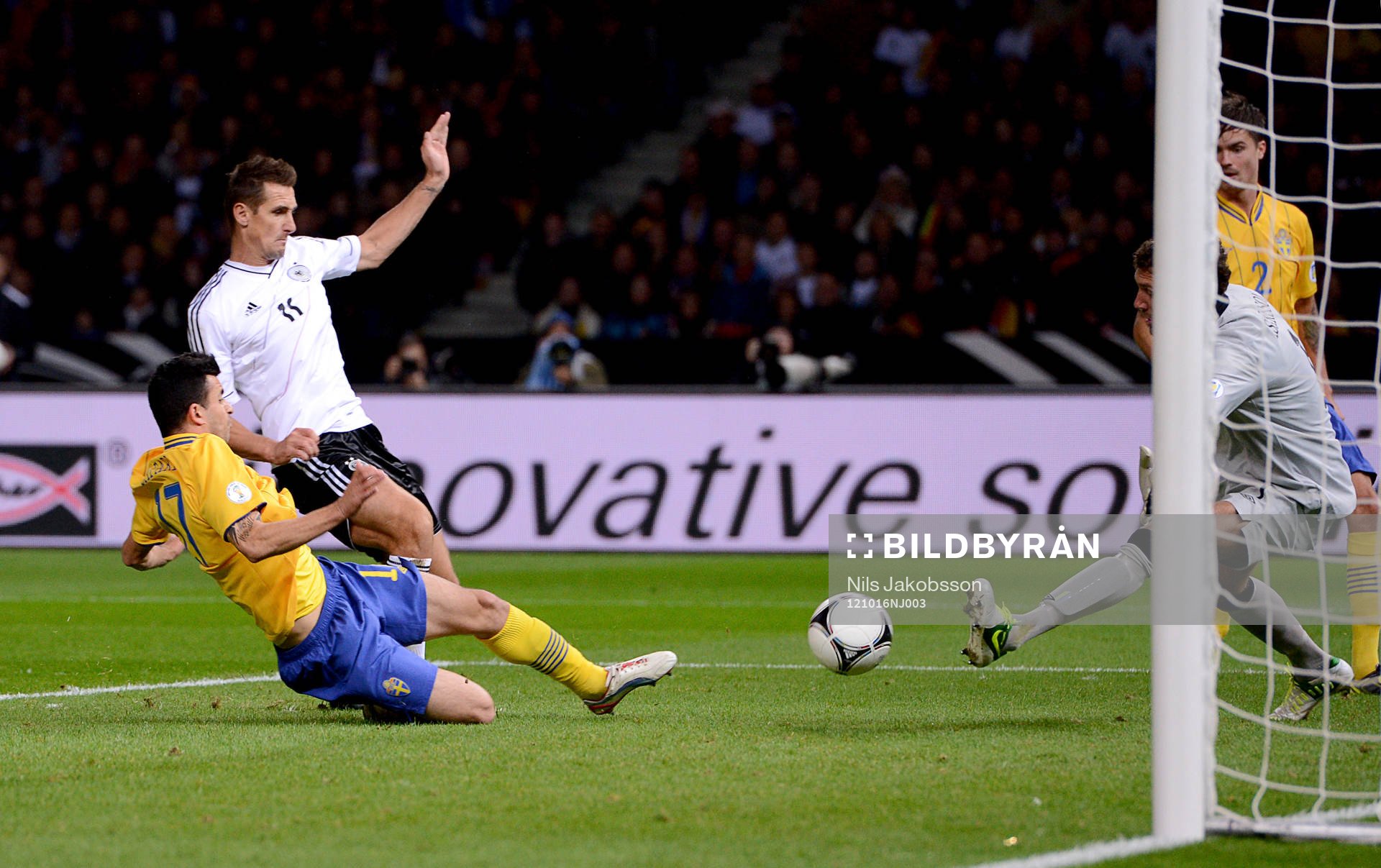  Miroslav Klose, Tyskland tar sig förbi Berang Safari, Sverige och gör mål bakom Andreas Isaksson, målvakt, Sverige.