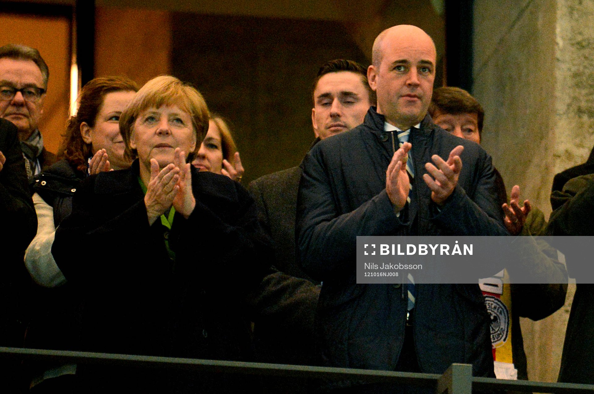  Tysklands förbundskansler Angela Merkel och Sveriges statsminister Fredrik Reinfeldt på läktaren.