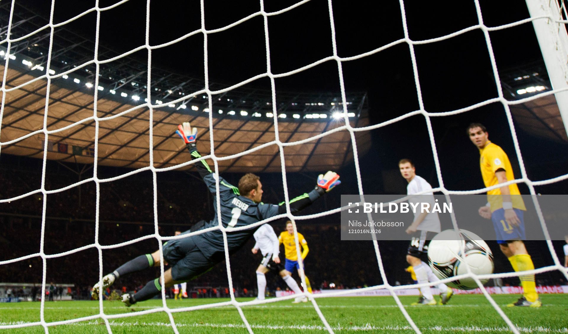 Manuel NEUER målvakt, Tyskland, ser 4-4 gå in i mål