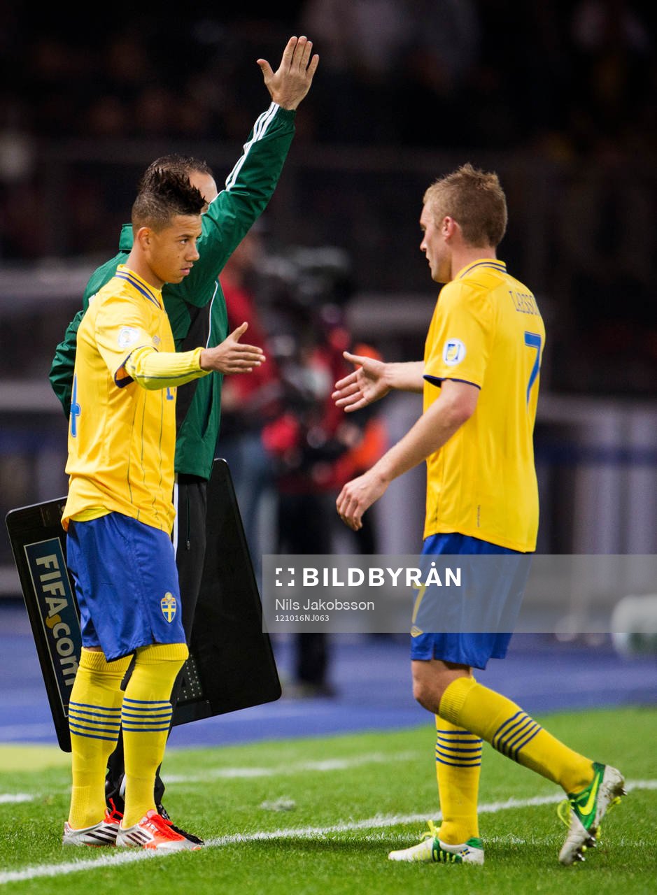 Tobias Sana byts in istälelt för Sebastian Larsson,