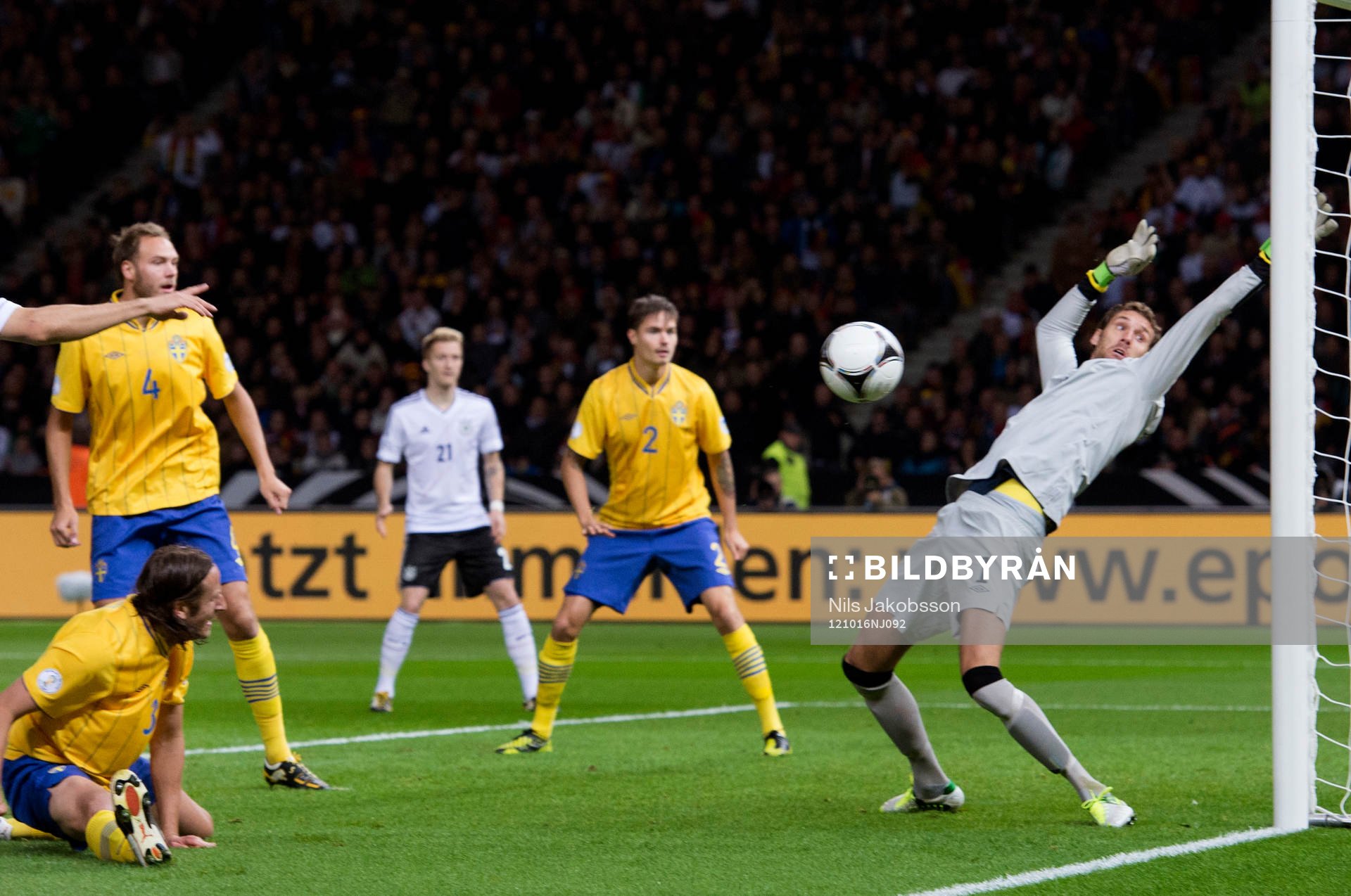 Mikael Lustig, Andreas Isaksson, målvakt, Sverige