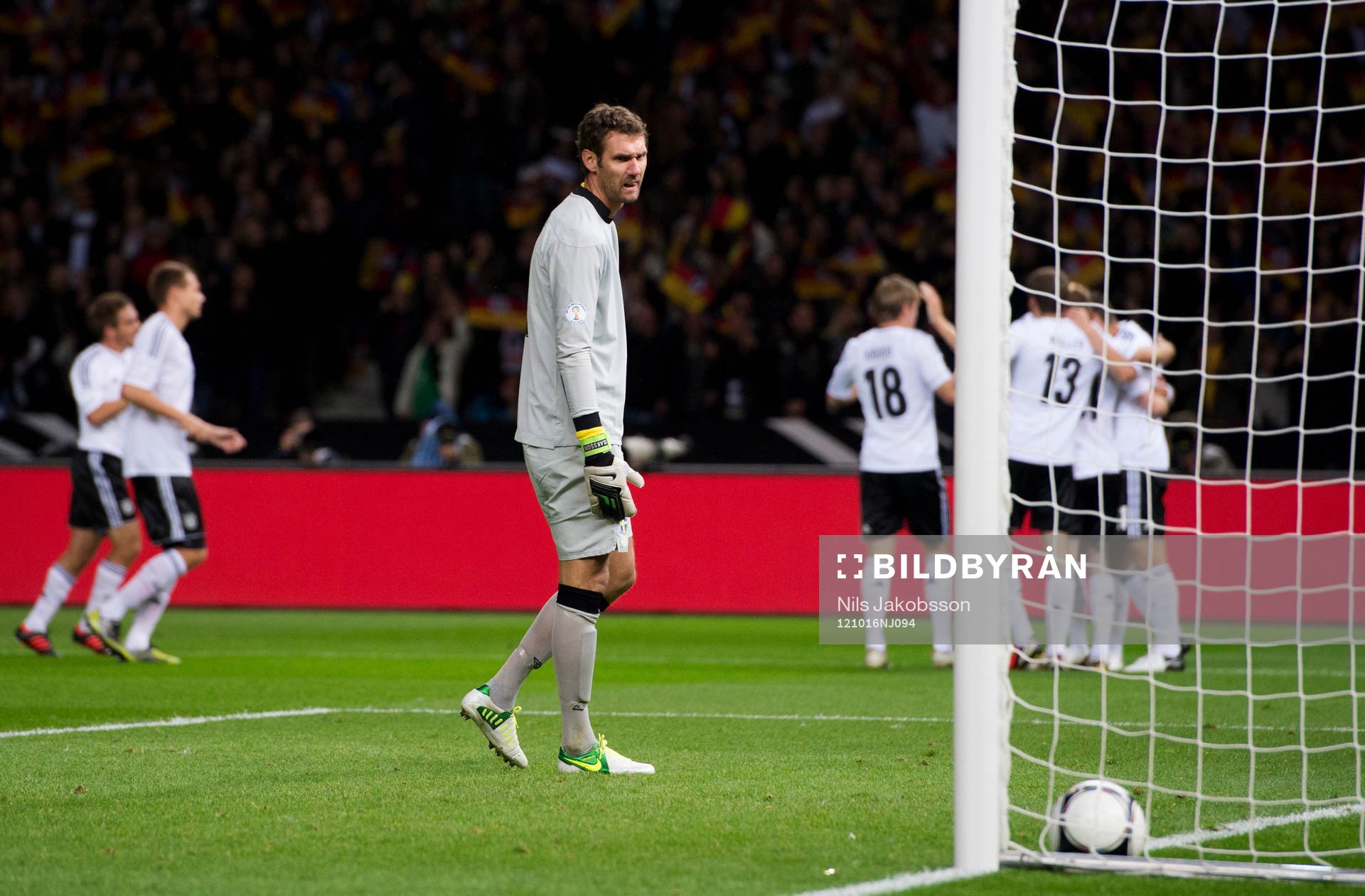  Andreas Isaksson, målvakt, Sverige är på väg att hämta bollen i mål efter 2-0.