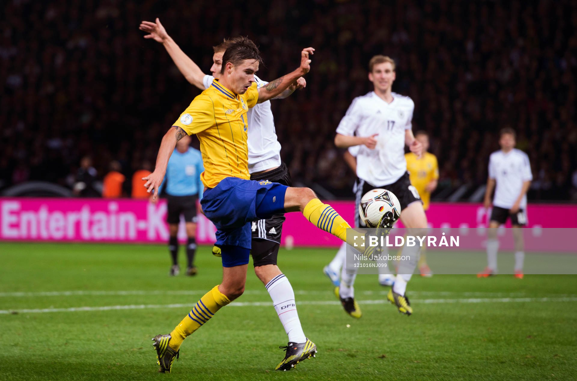 Mikael Lustig, Sverige tar ner bollen och gör 4-2