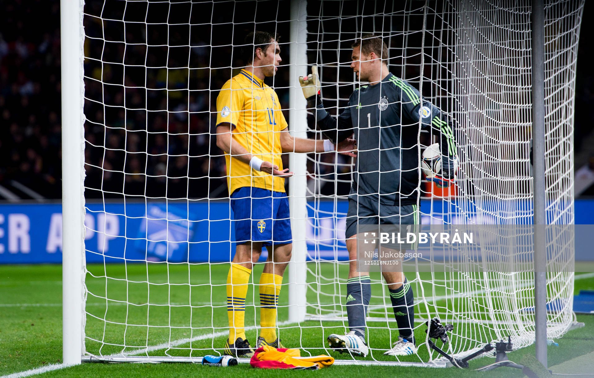 Johan Elmander, Sverige vill ha bollen men inte Manuel