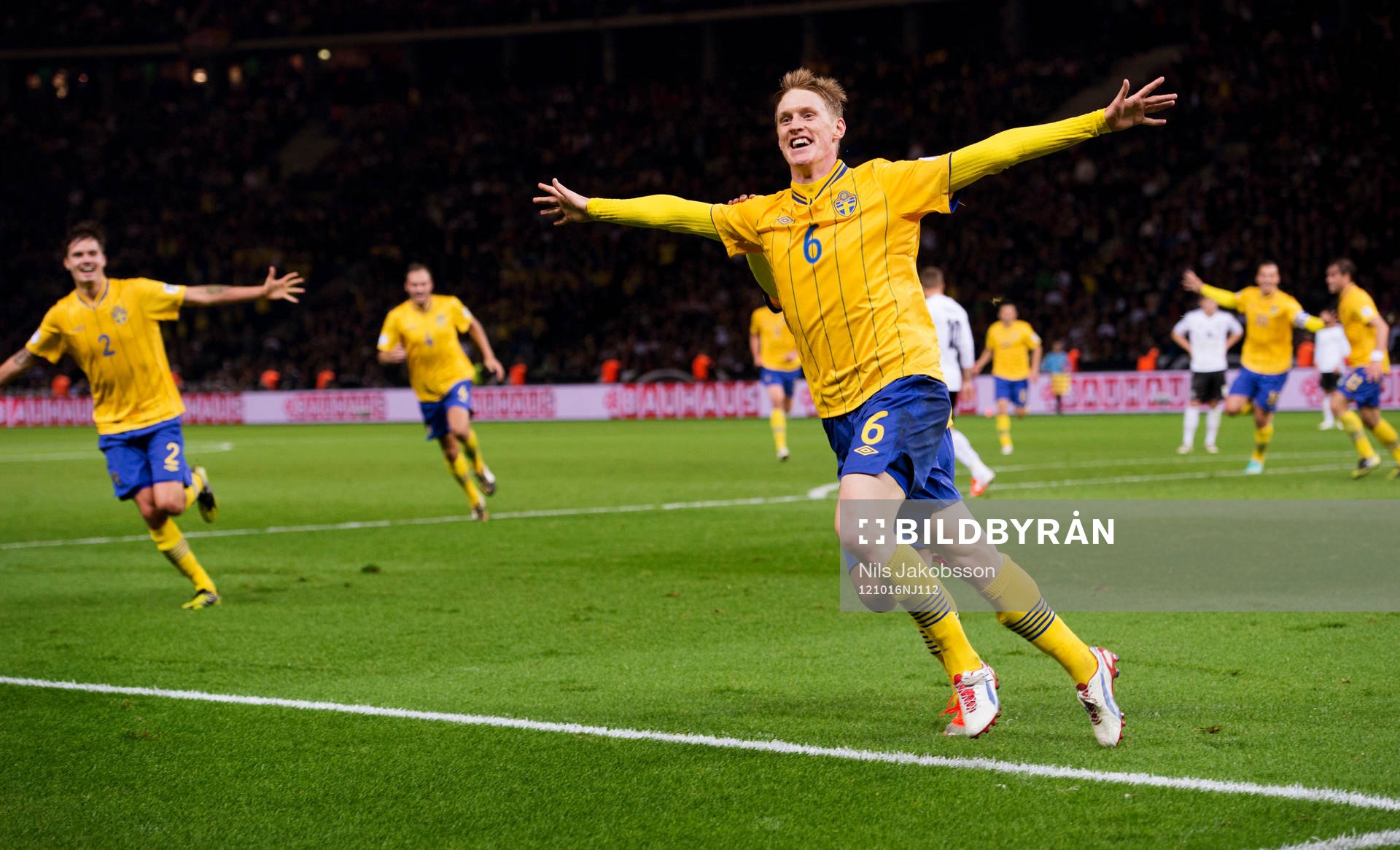 Rasmus Elm, Sverige har skjutit in 4-4 och jublar