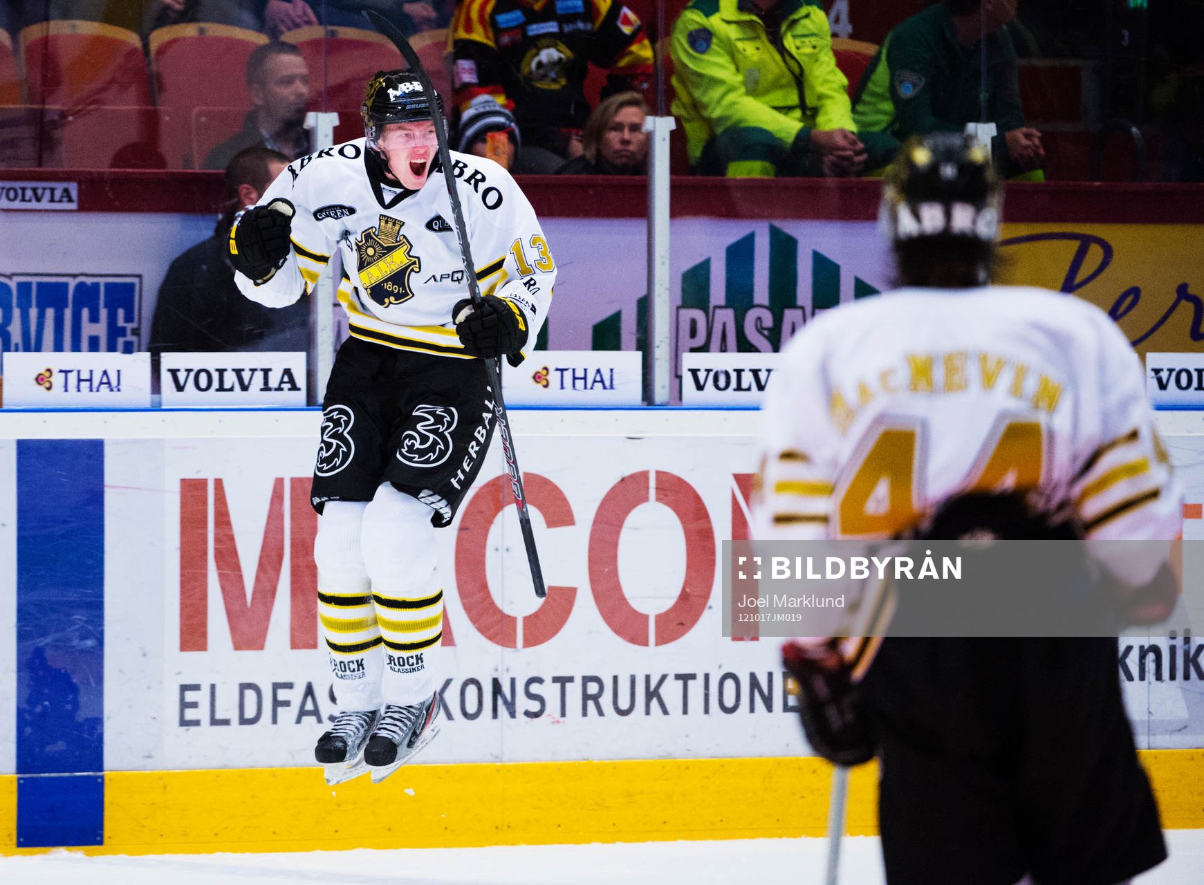 Joakim Nordström, AIK, hoppar upp i luften och jublar