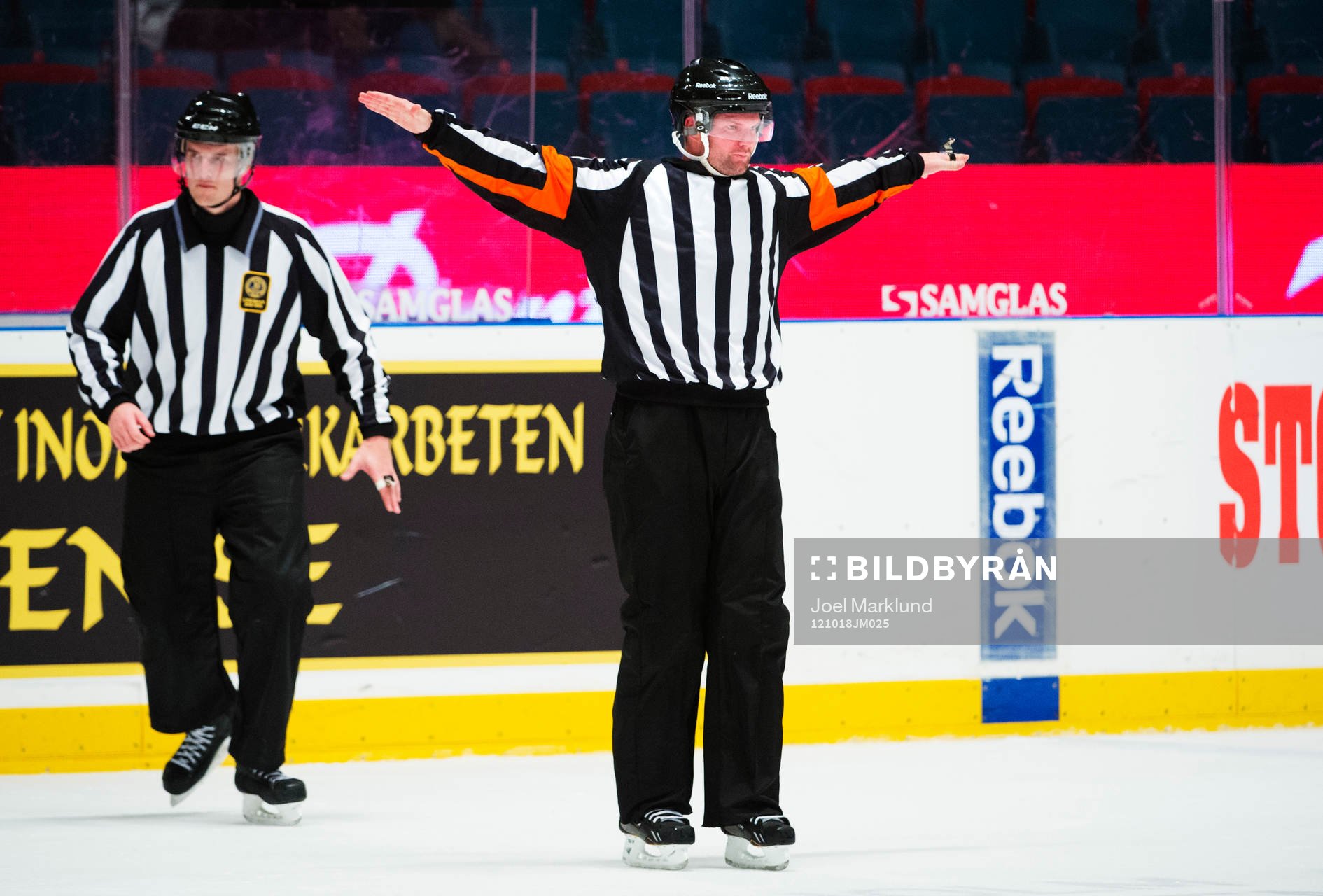 David Bergman, domare, dömer bort ett mål för
