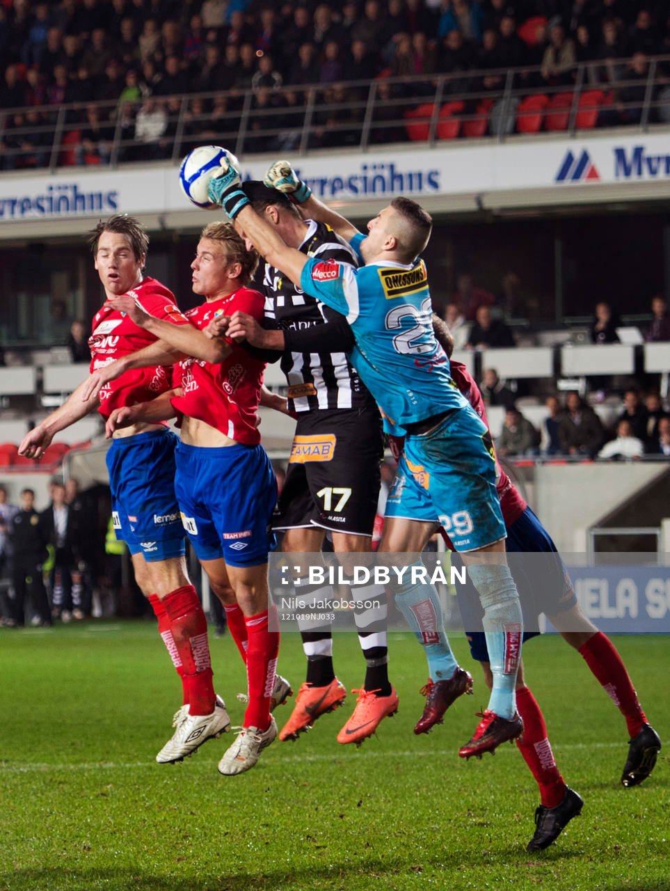 Ivo Vazgec, målvakt, Landskrona, boxar ut bollen