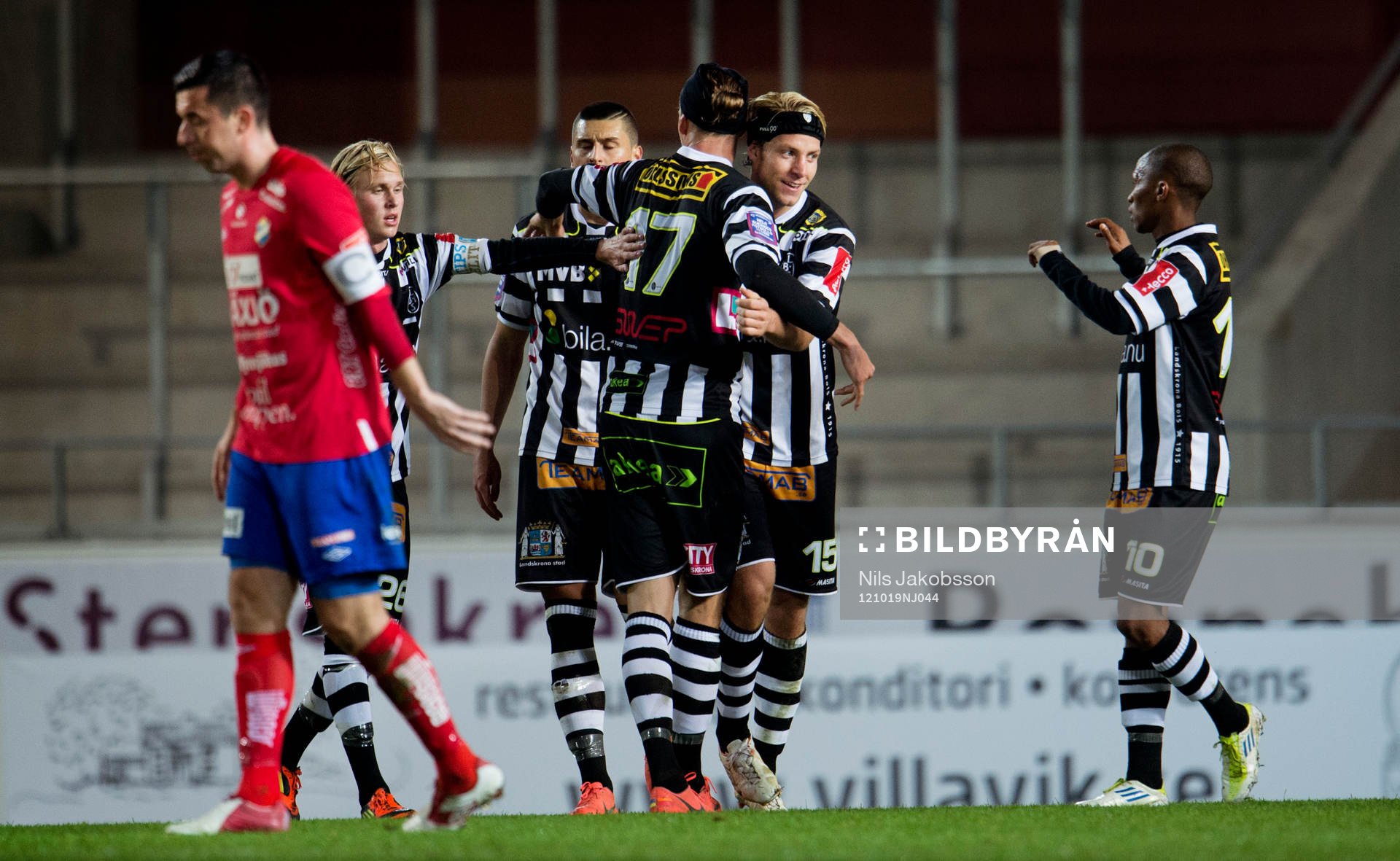 Fredrik Karlsson, Landskrona har gjort 0-1 och kramas om