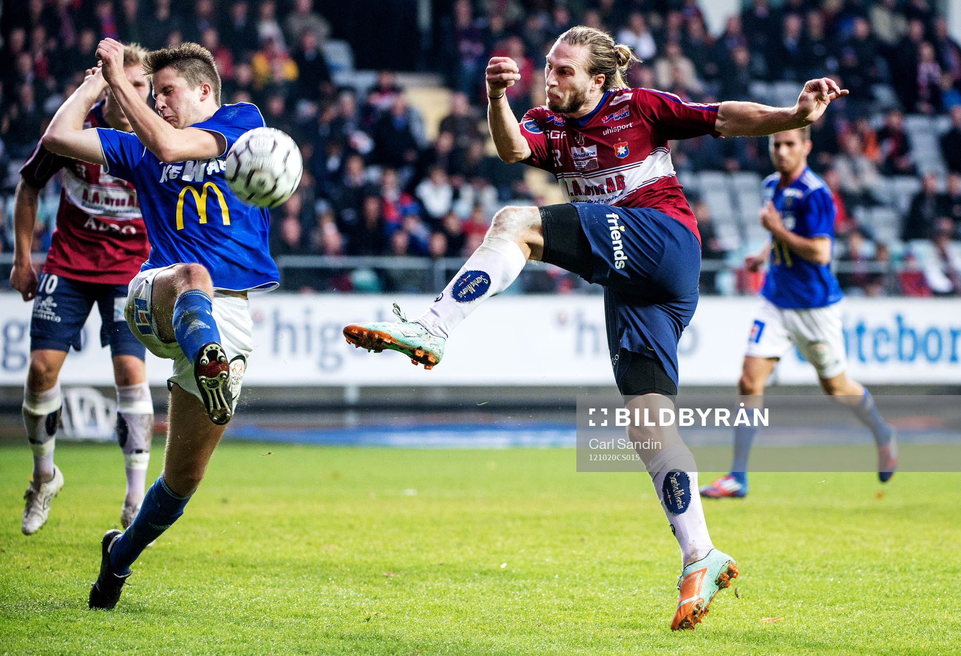 Emil Karlsson, Örgryte, skjuter ett skott som täcks av