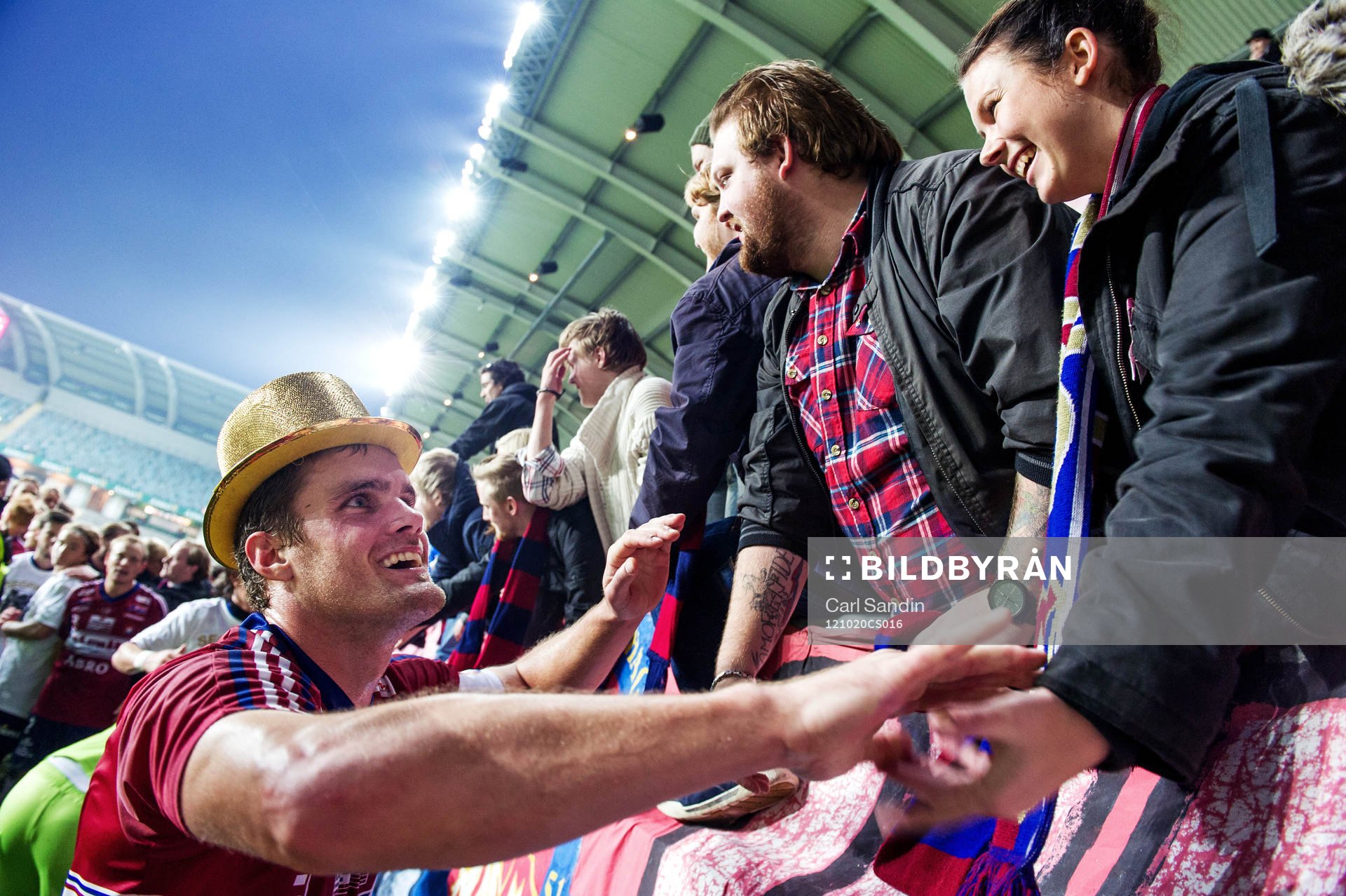 Fotboll, Div 1 Södra, Örgryte - Karlstad: David Leinar, Örgryte, tackar supportrarna efter matchen.