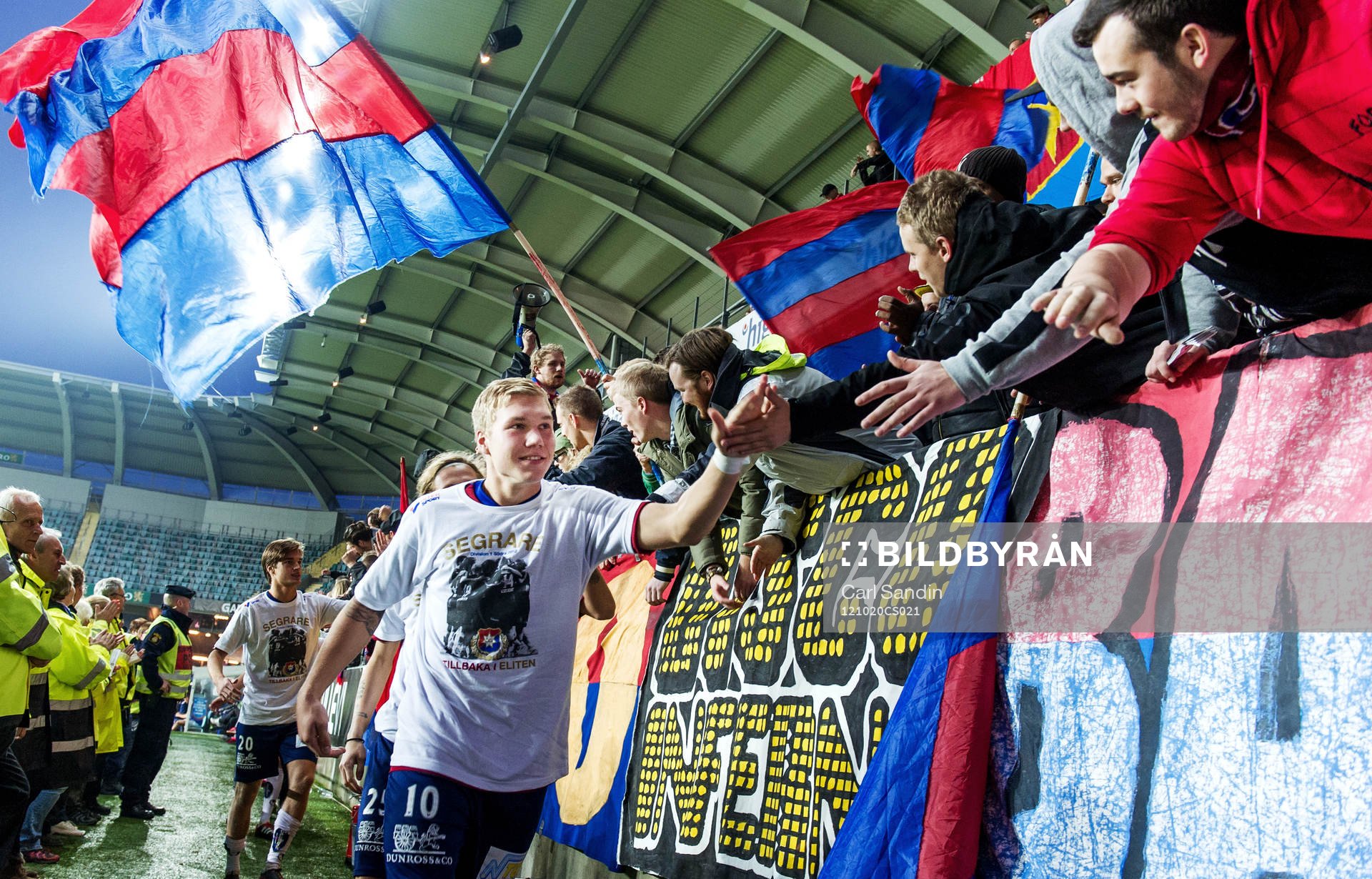Oskar Wallén, Örgryte, går och tackar supportrarna i