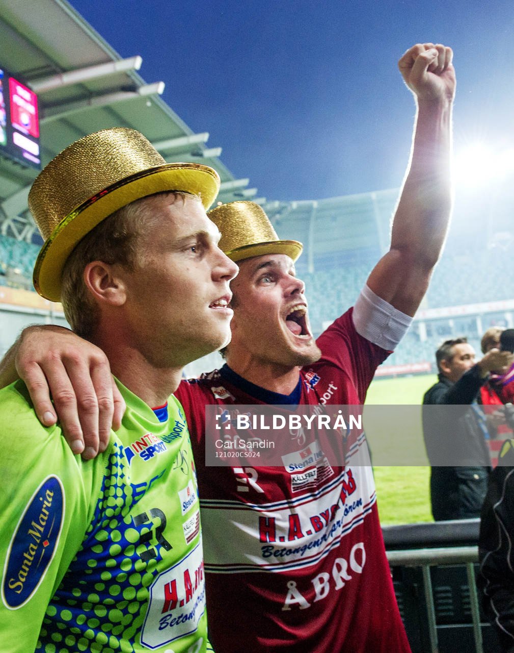 Fotboll, Div 1 Södra, Örgryte - Karlstad: Peter Abrahamsson, målvakt, och David Leinar, Örgryte, jublar efter matchen.