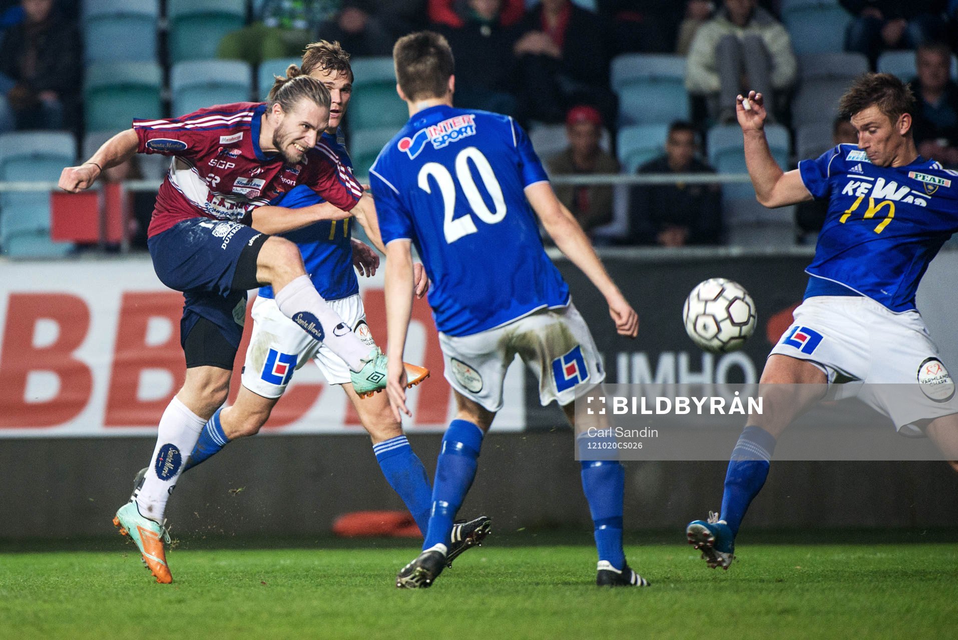 Emil Karlsson, Örgryte, skjuter mot mål
