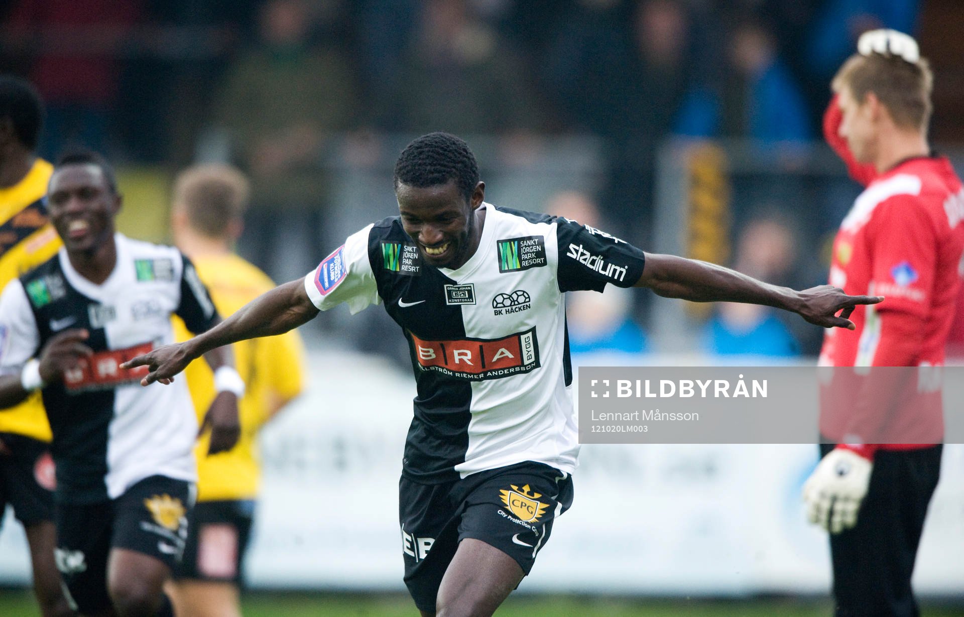 Fotboll, allsvenskan, Mjällby - Häcken: 0-2 Dioh Williams, Häcken, som grattas, Mattias Asper, målvakt, tar sig för huvudet