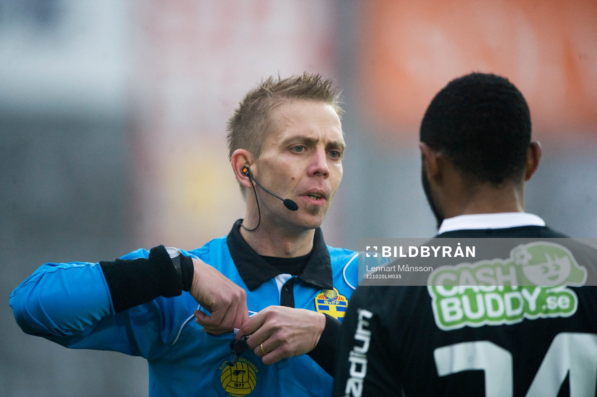 Johan Hamlin, domare, gult kort till Rene Makondele, Häcken
