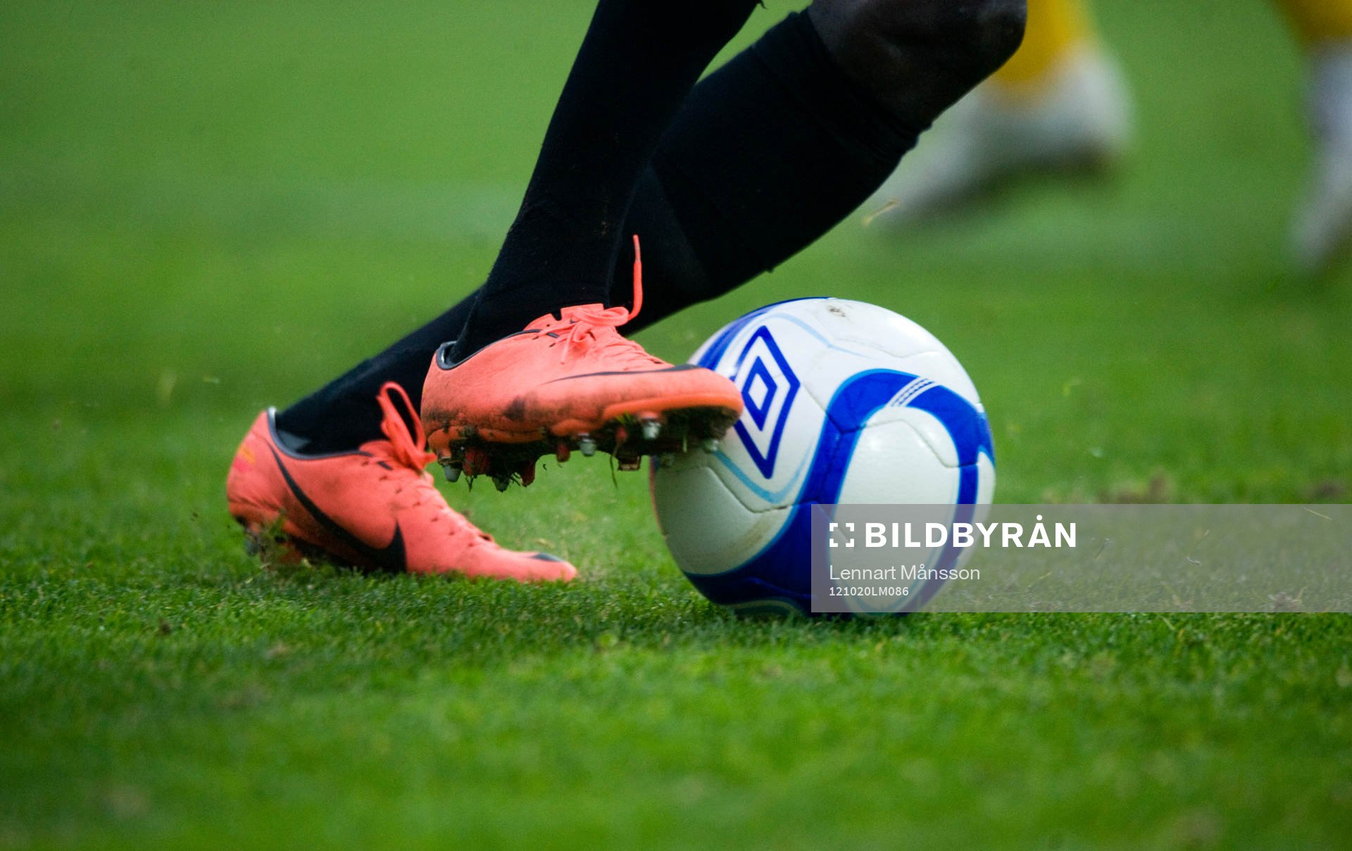 Fot, fötter, fotboll, gräs, bollkontroll, fotbollsskor,