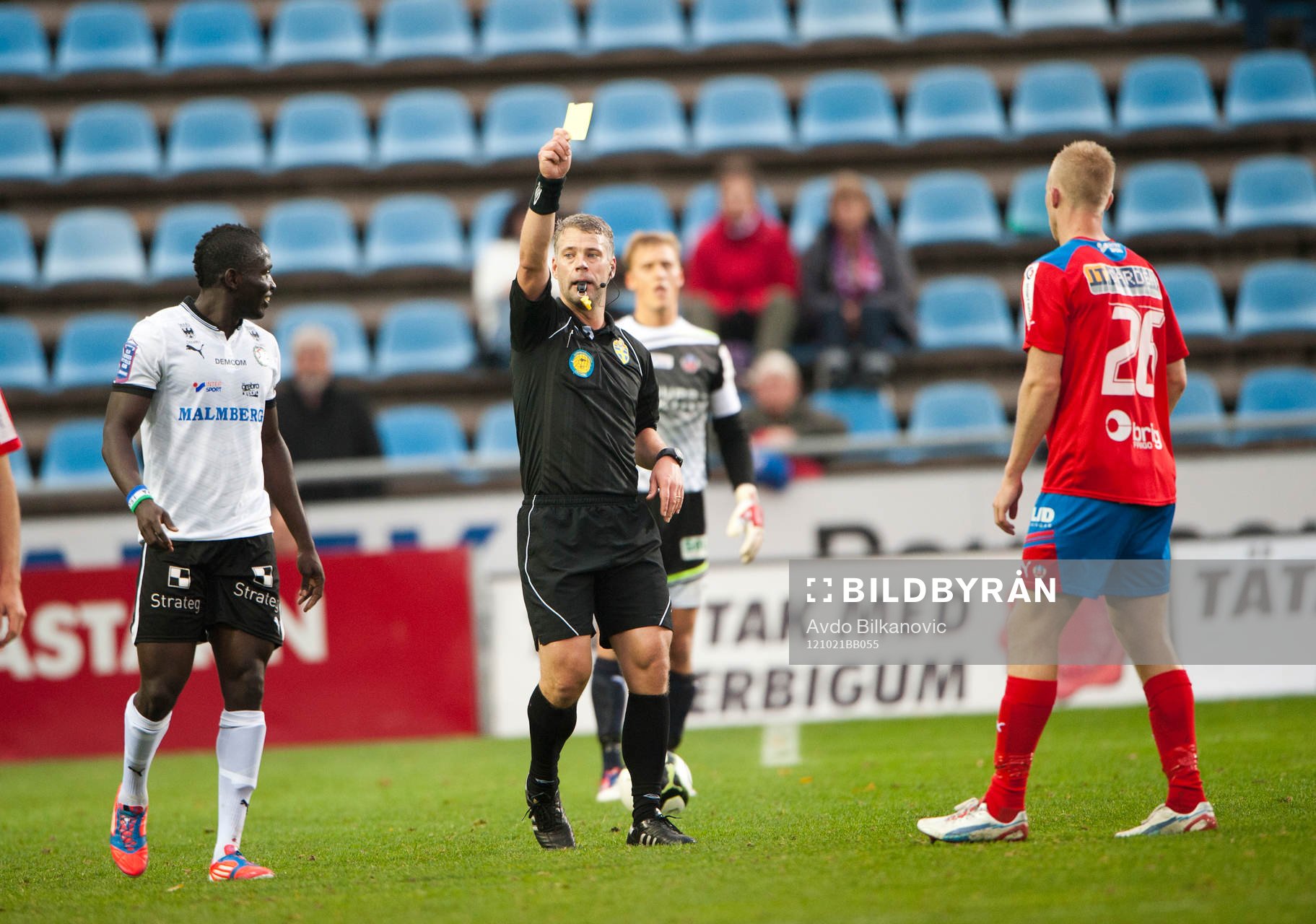 Tobias Mattson, domare, gul kort till Peter Larsson,
